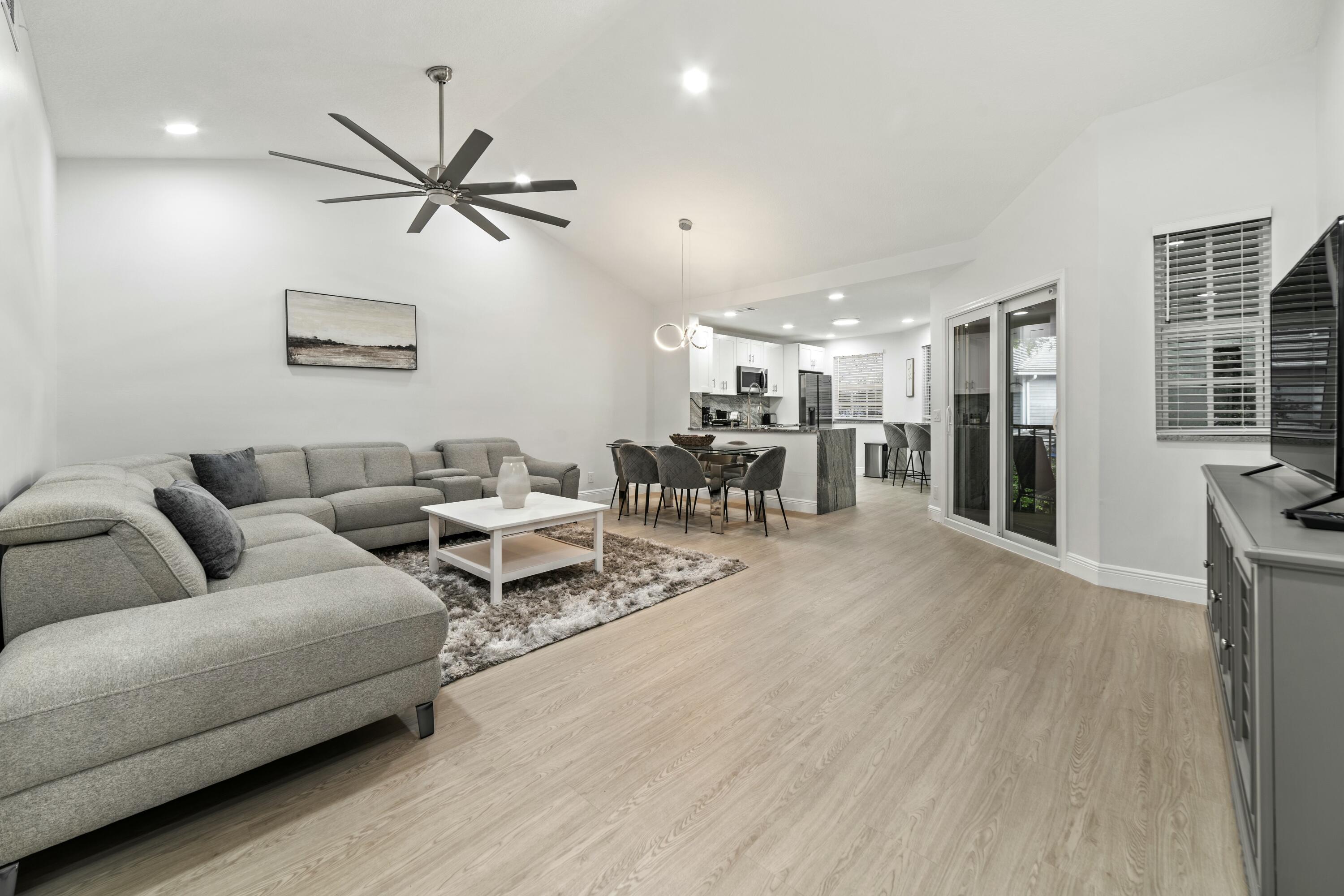 6553 Via Regina Property Photo 5