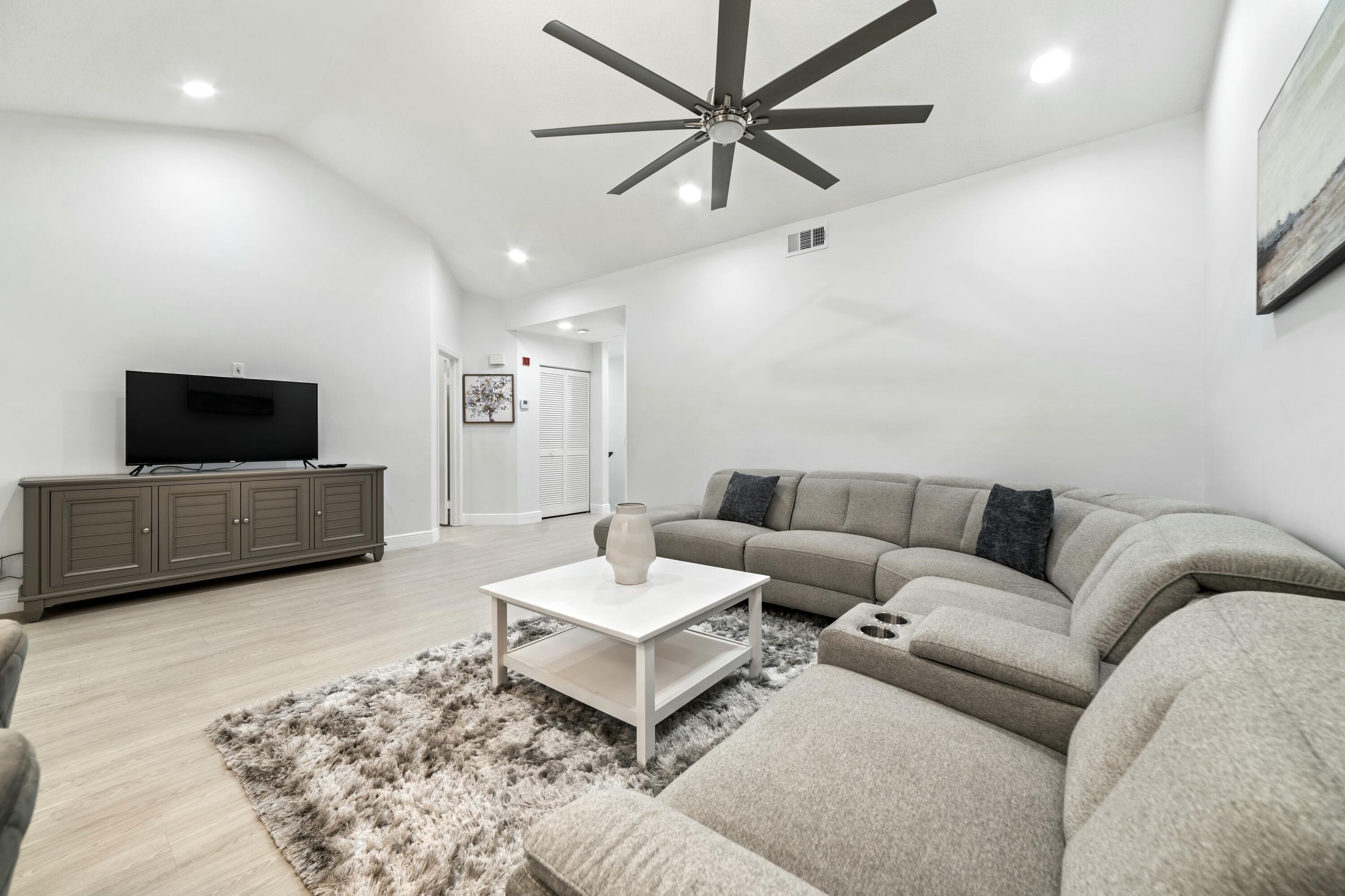 6553 Via Regina Property Photo 7