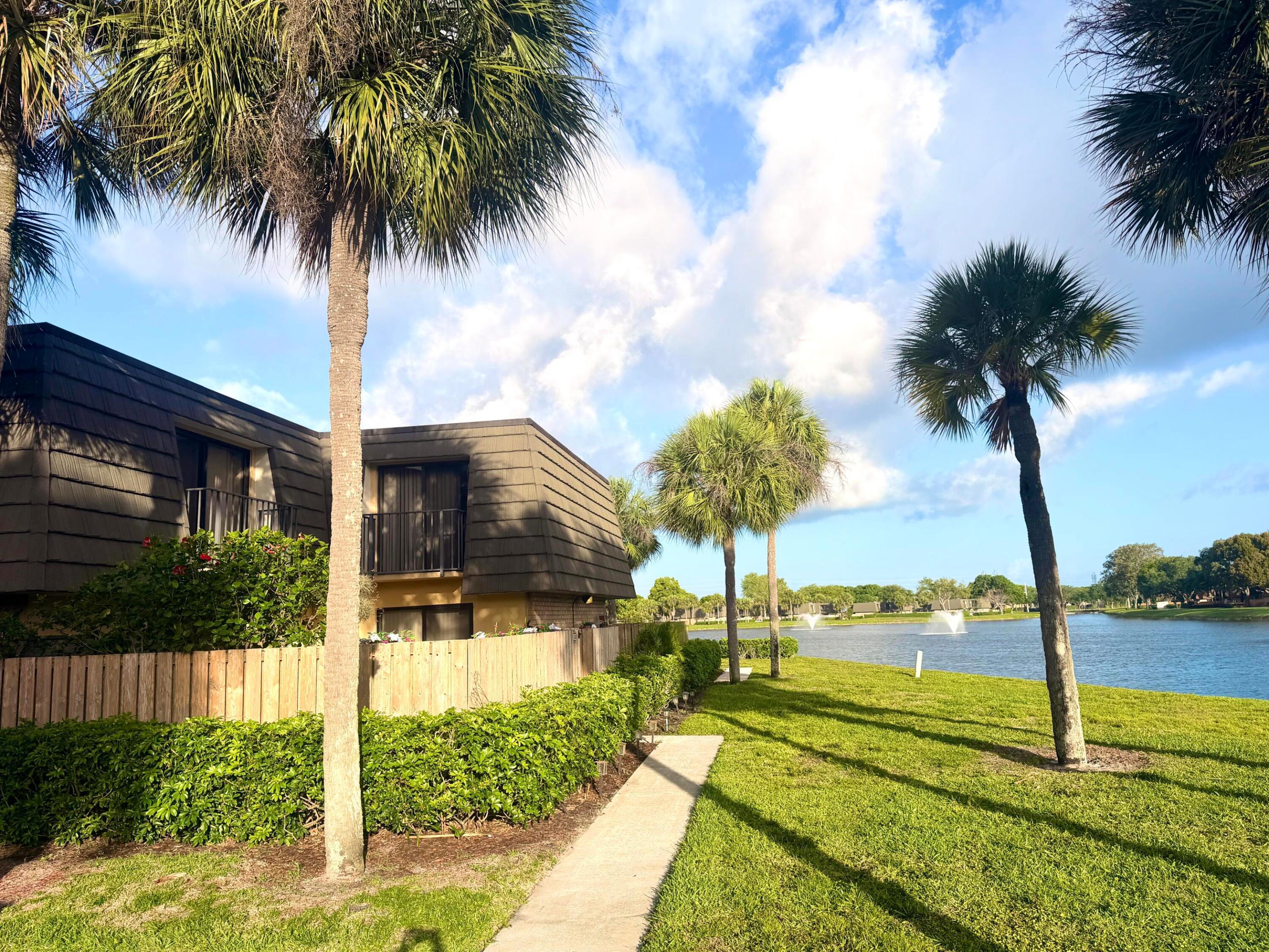 812 8th Way Property Photo 1