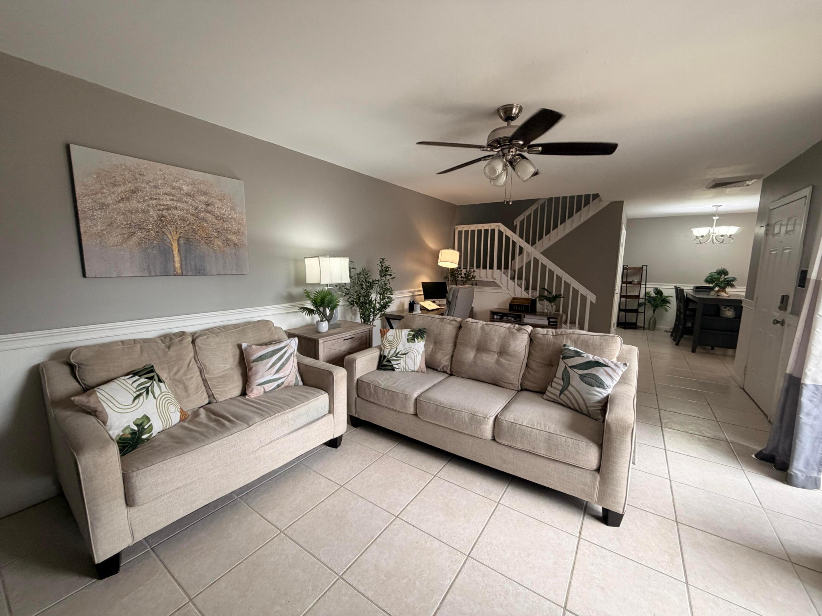 812 8th Way Property Photo 3
