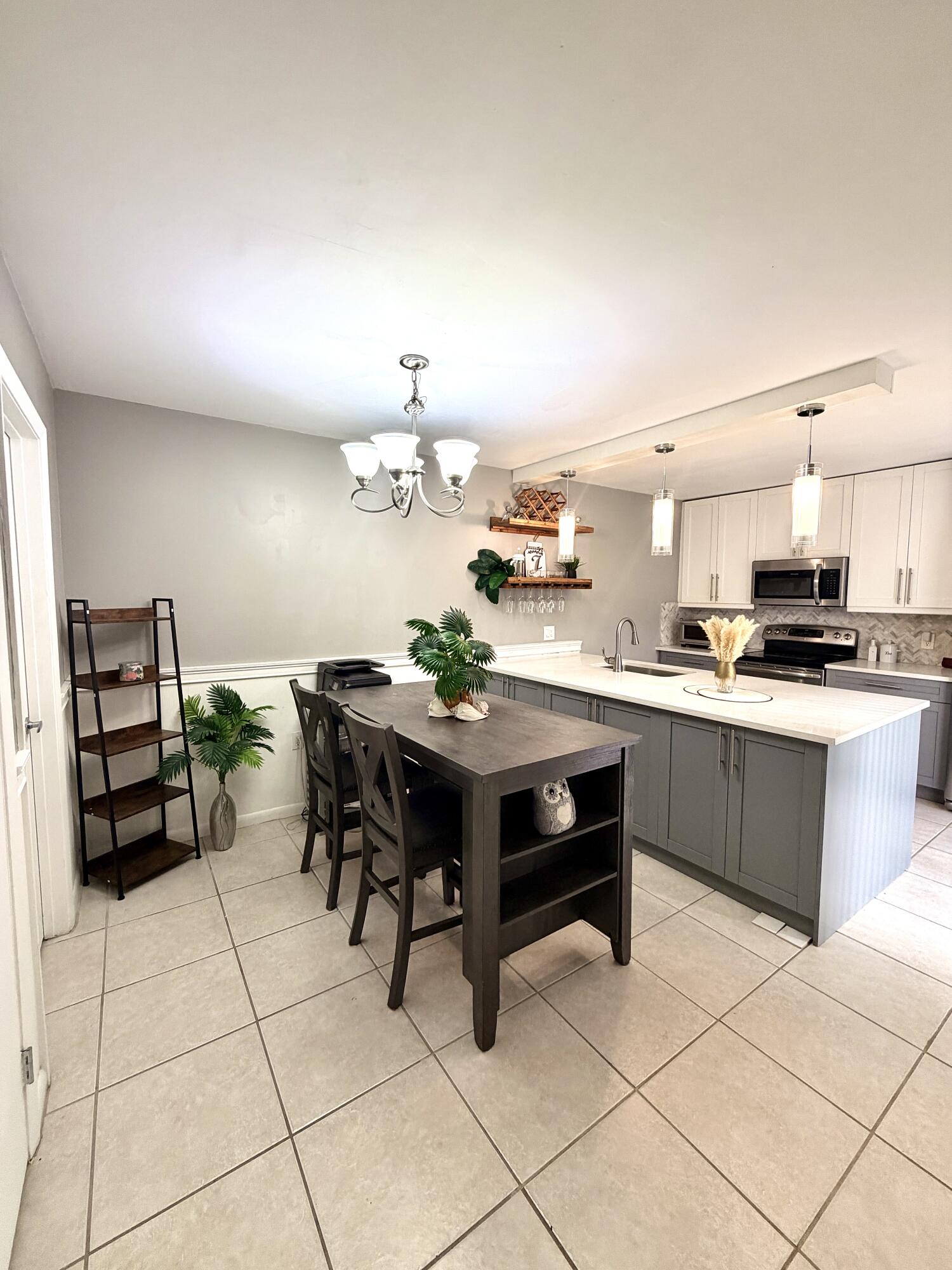 812 8th Way Property Photo 8