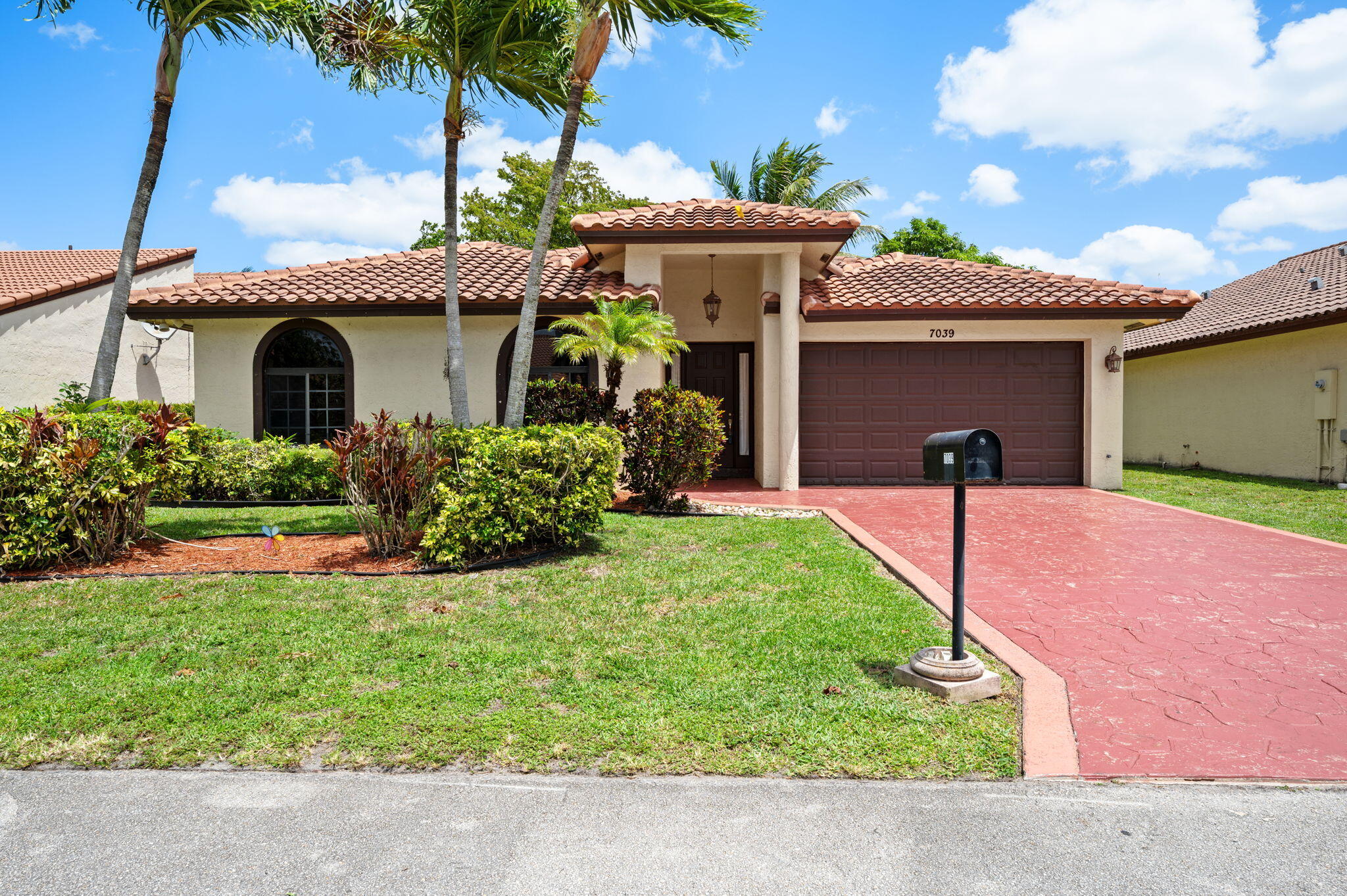 7039 Golf Pointe Circle Property Photo 3