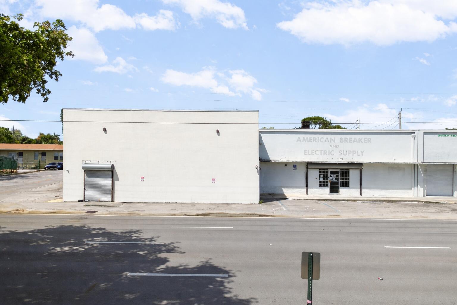 1800 N Dixie Highway Property Photo 1