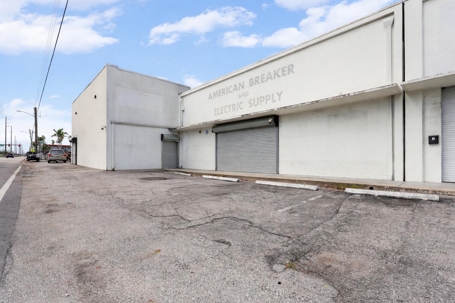 1800 N Dixie Highway Property Photo 3