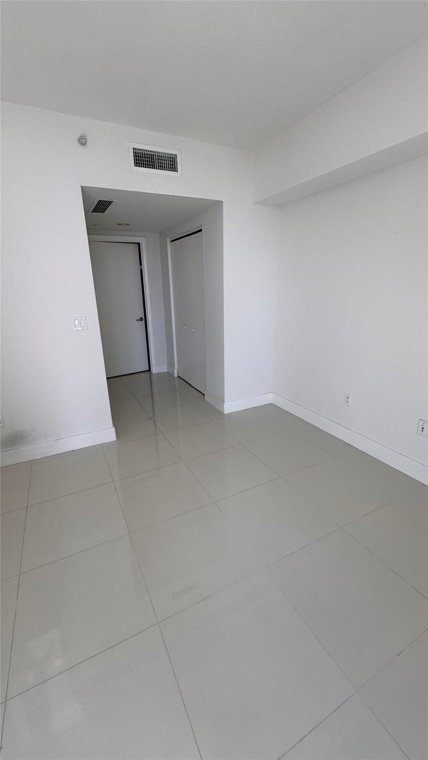 475 Brickell Avenue 4913 Property Photo 5