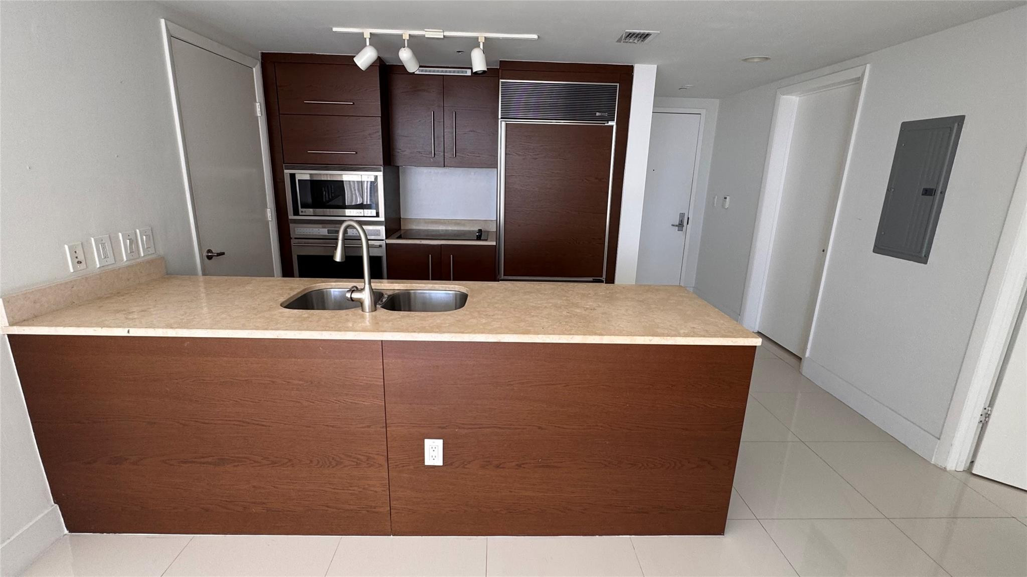 475 Brickell Avenue 4913 Property Photo 8