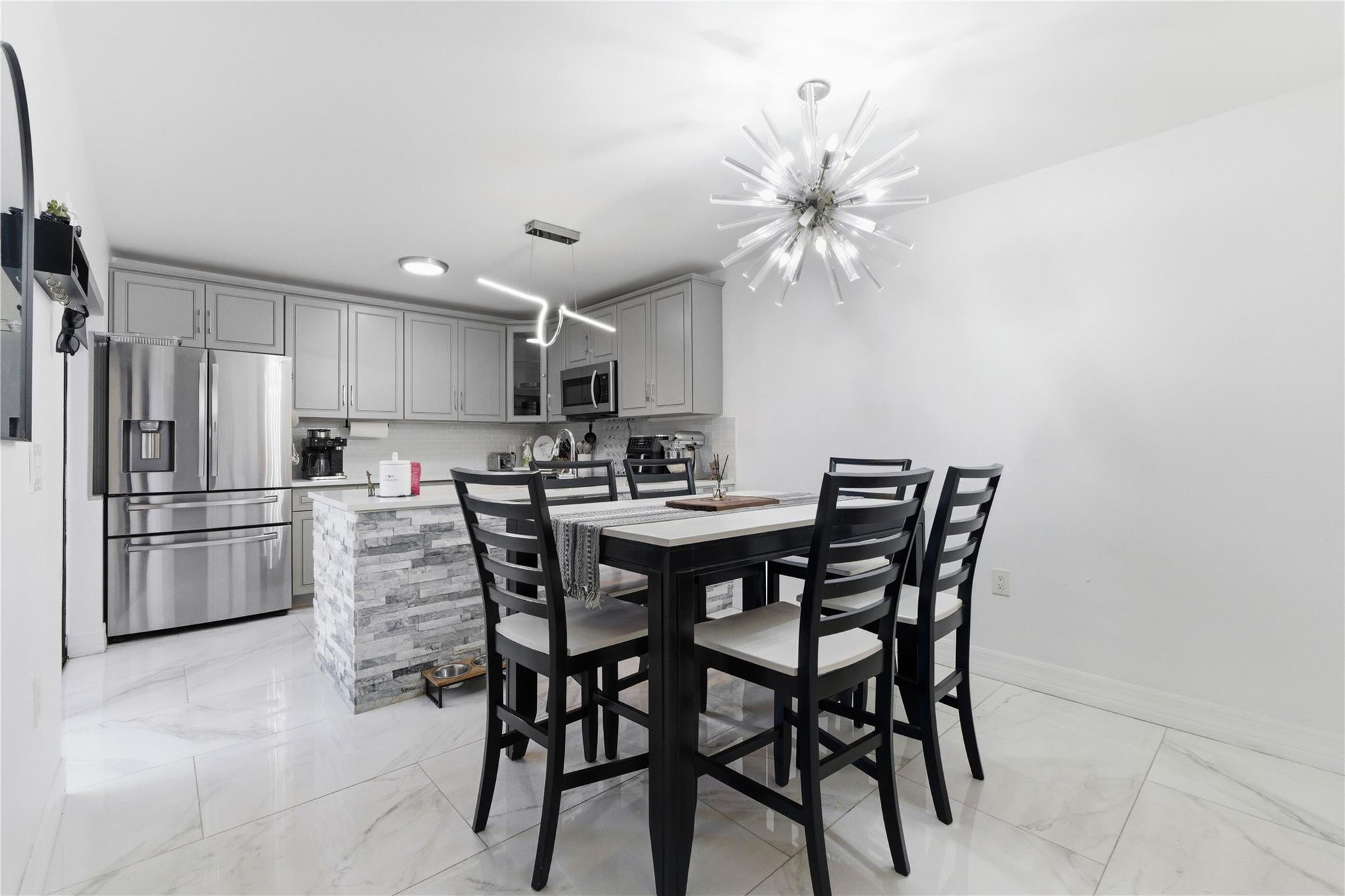 1017 10th Way Property Photo 1