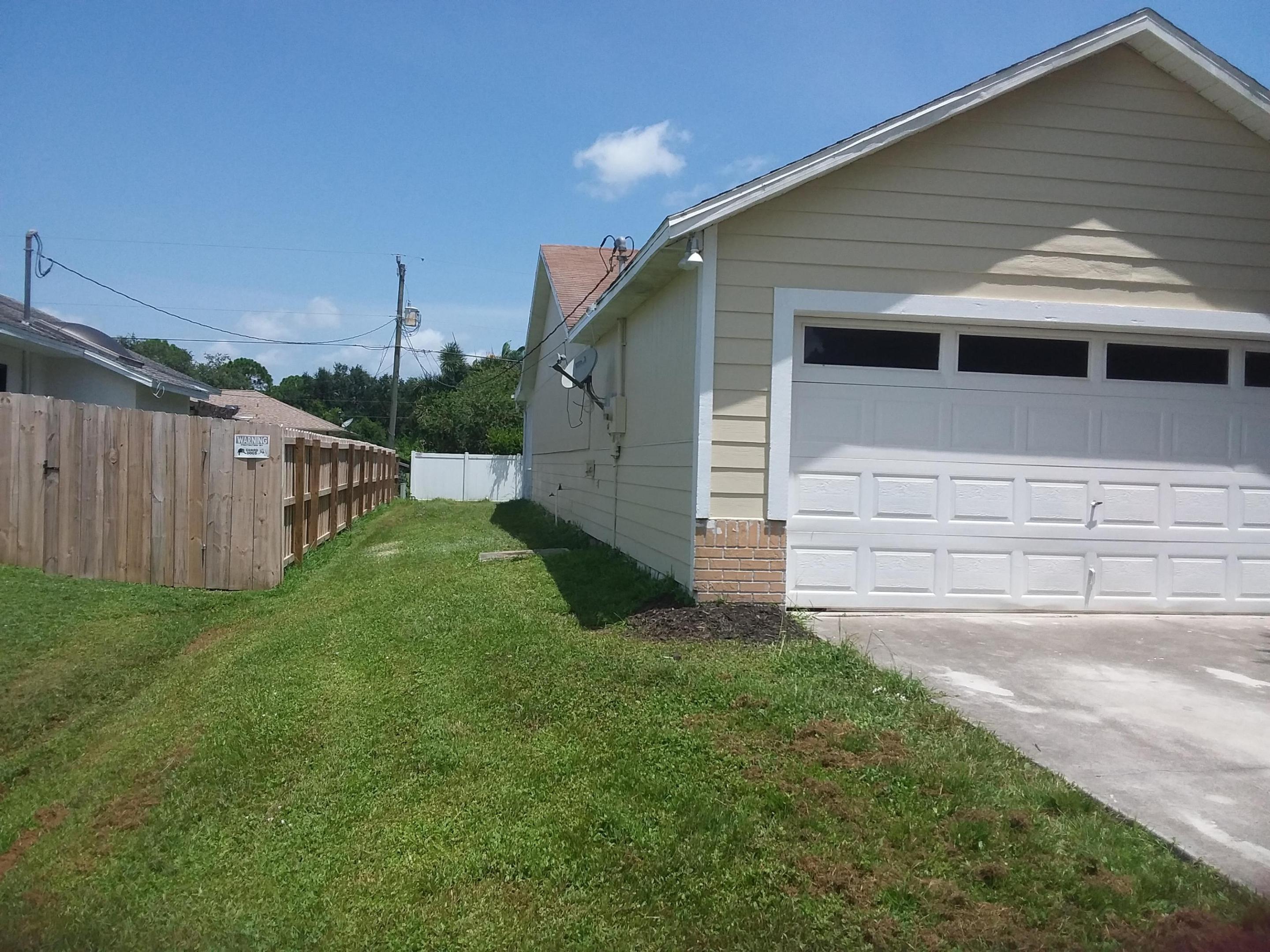 161 Sw Grimaldo Property Photo 2