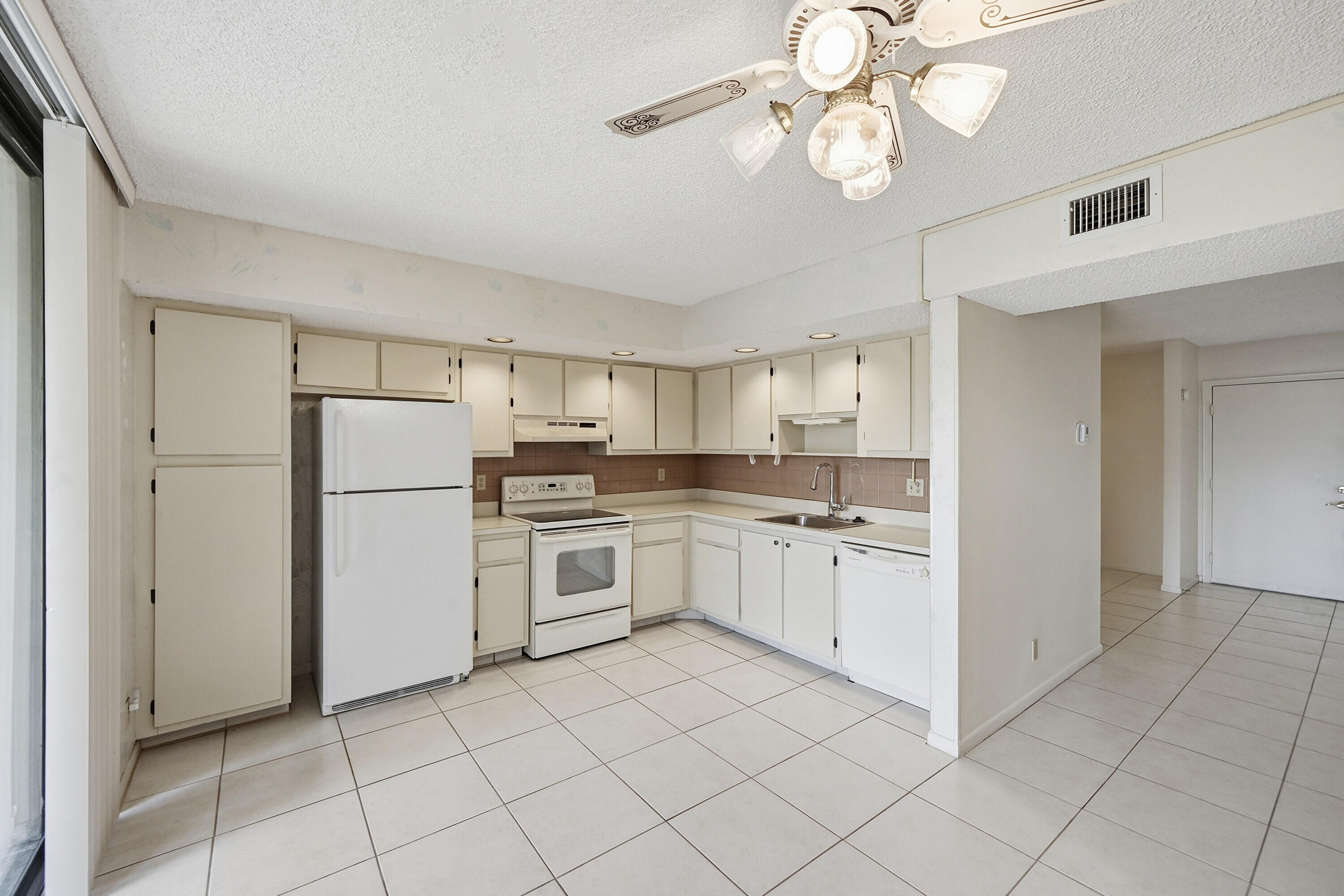 5370 Las Verdes Circle 219 Property Photo 3