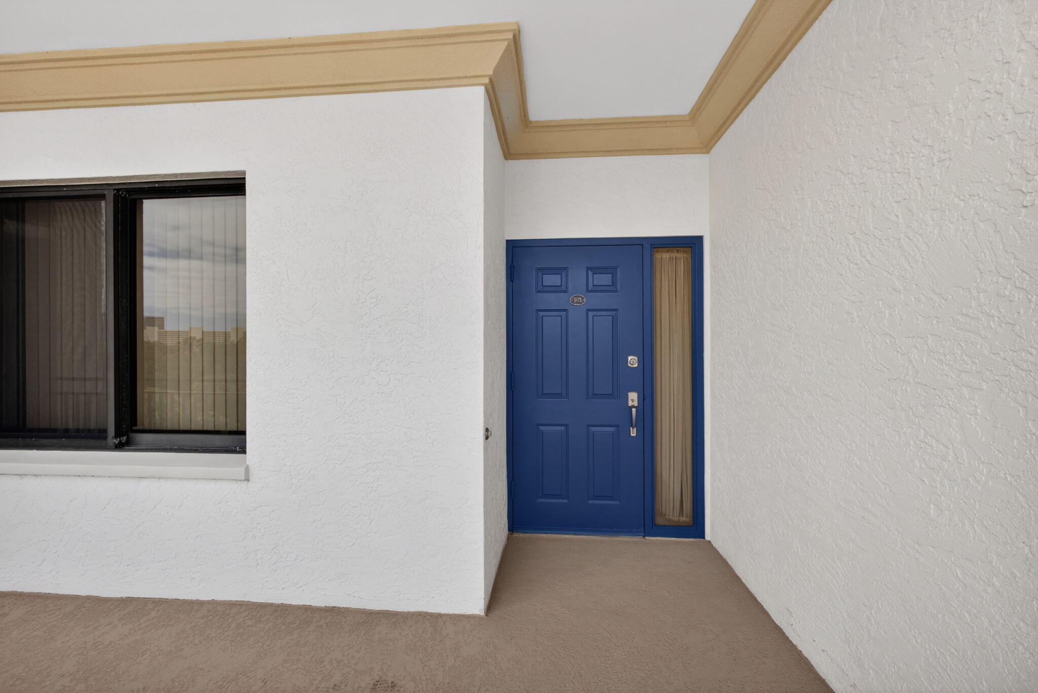 370 Golfview Road 503 Property Photo 3