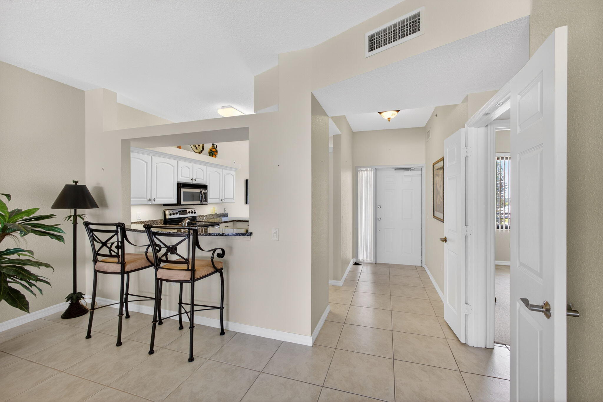 370 Golfview Road 503 Property Photo 4