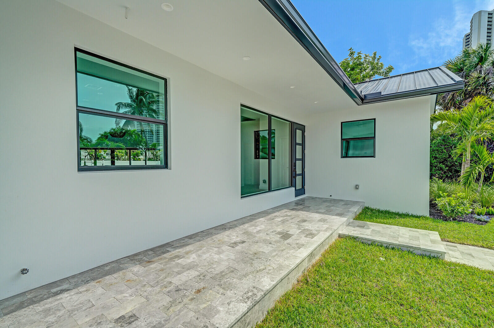 1248 N Harbor Drive Property Photo 5