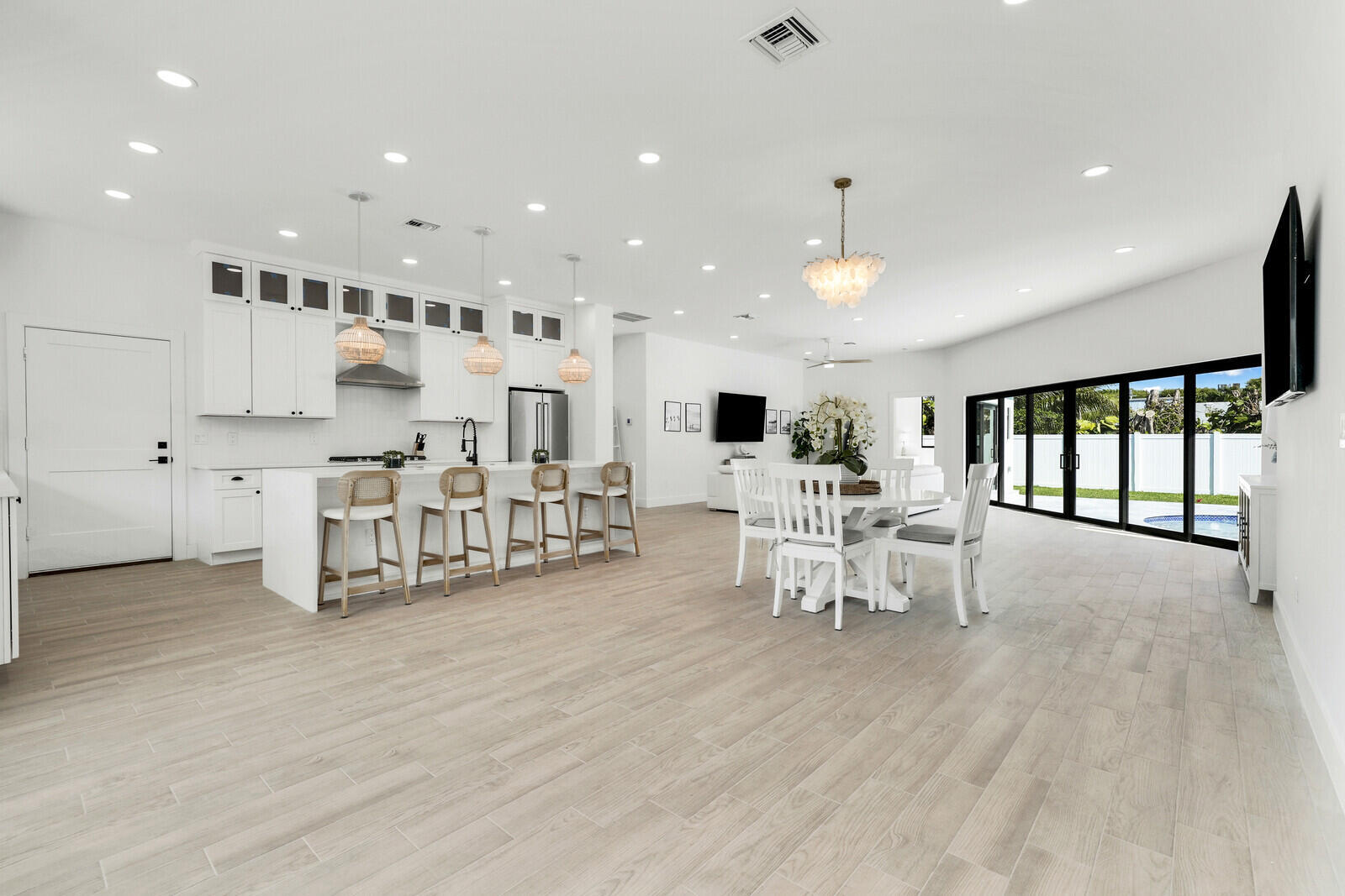 1248 N Harbor Drive Property Photo 6