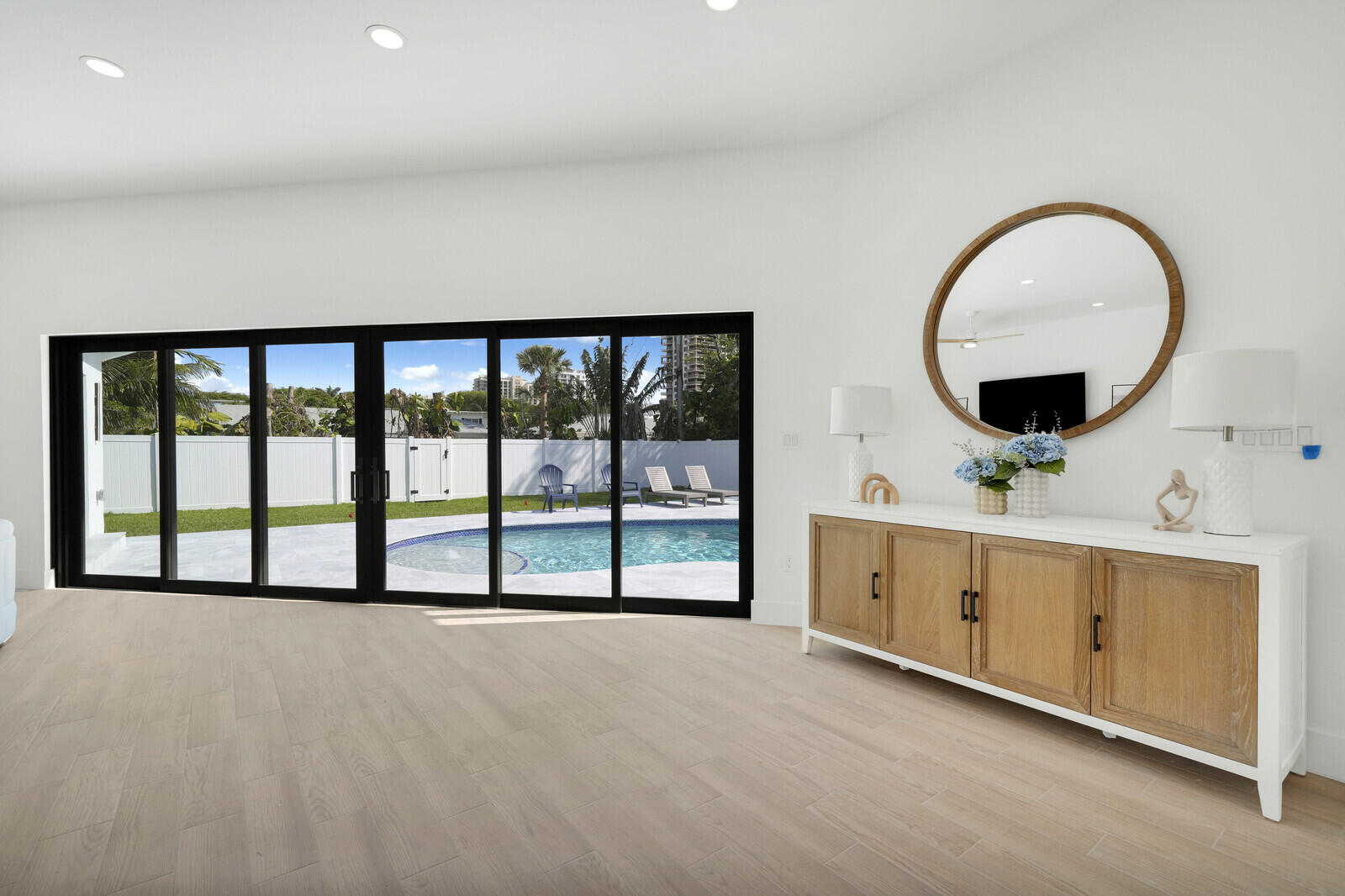 1248 N Harbor Drive Property Photo 11
