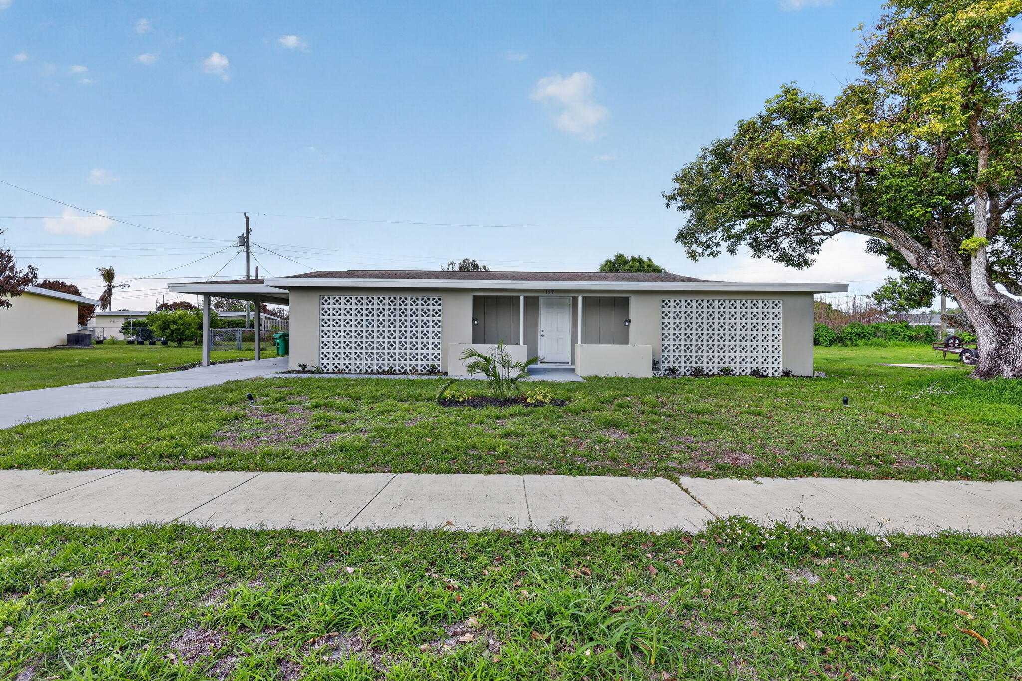 157 SE Calmoso Drive Property Photo 1