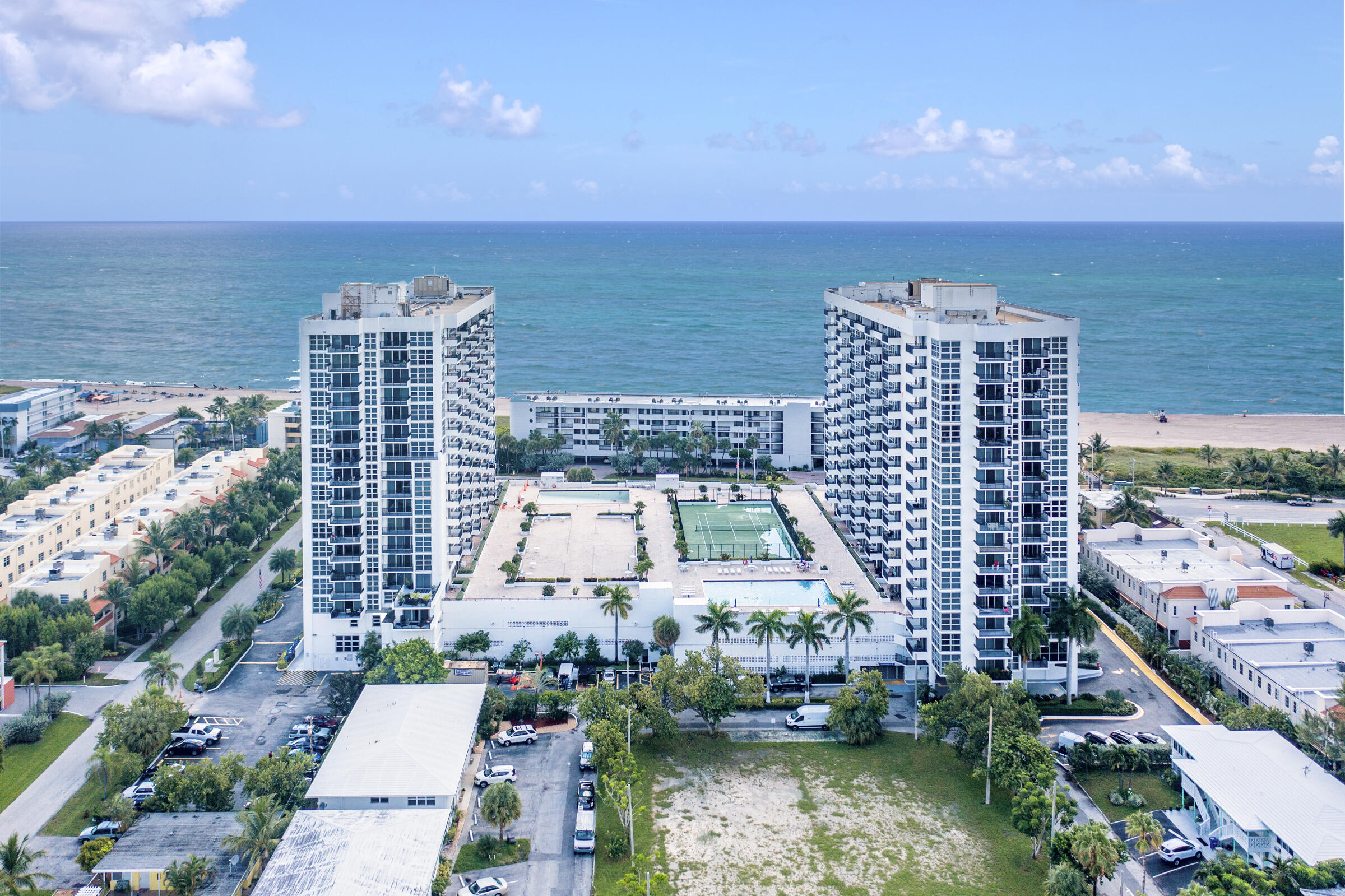 531 N Ocean Boulevard 1811 Property Photo 2