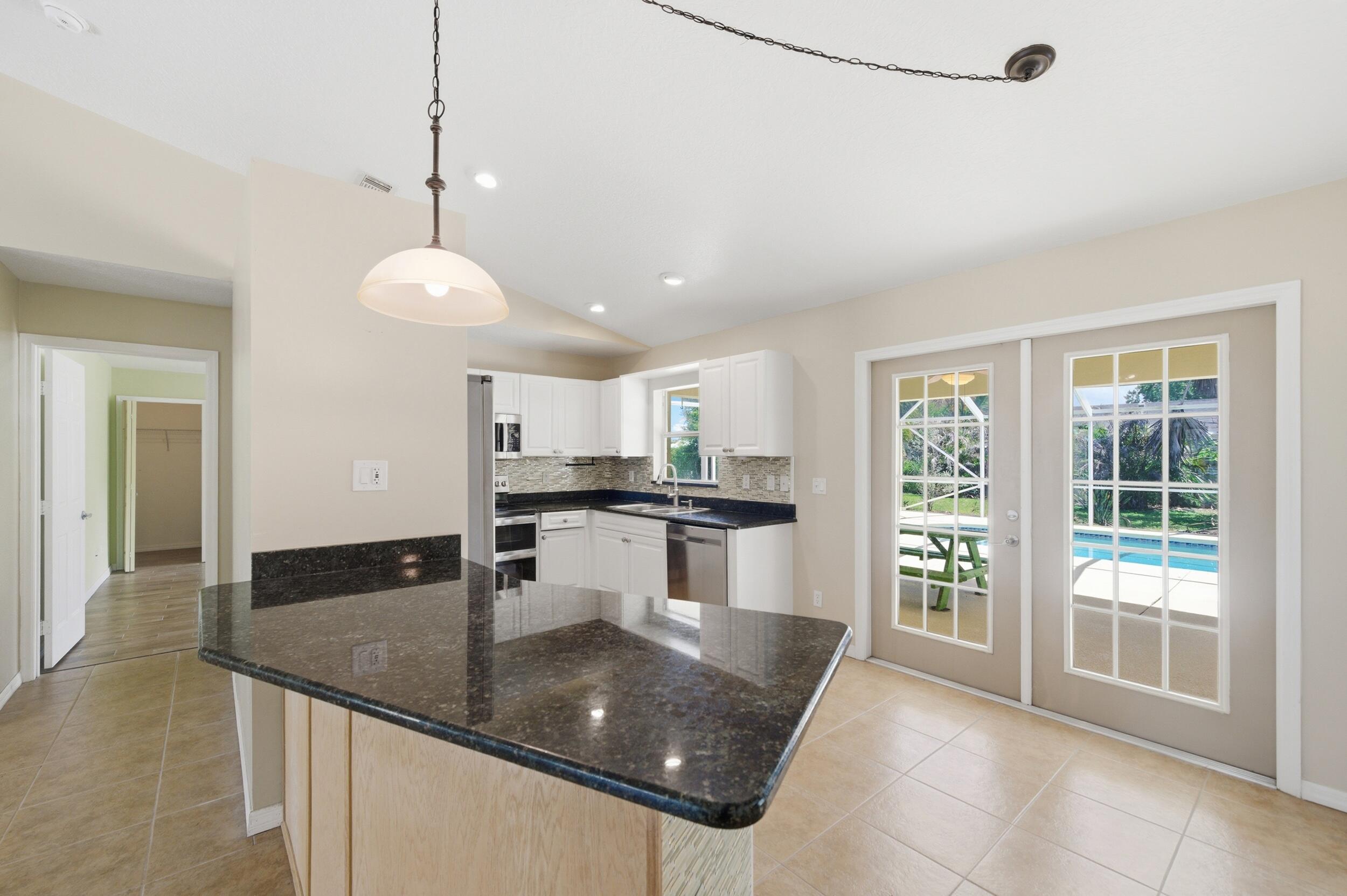1707 Se Manth Lane Property Photo 4