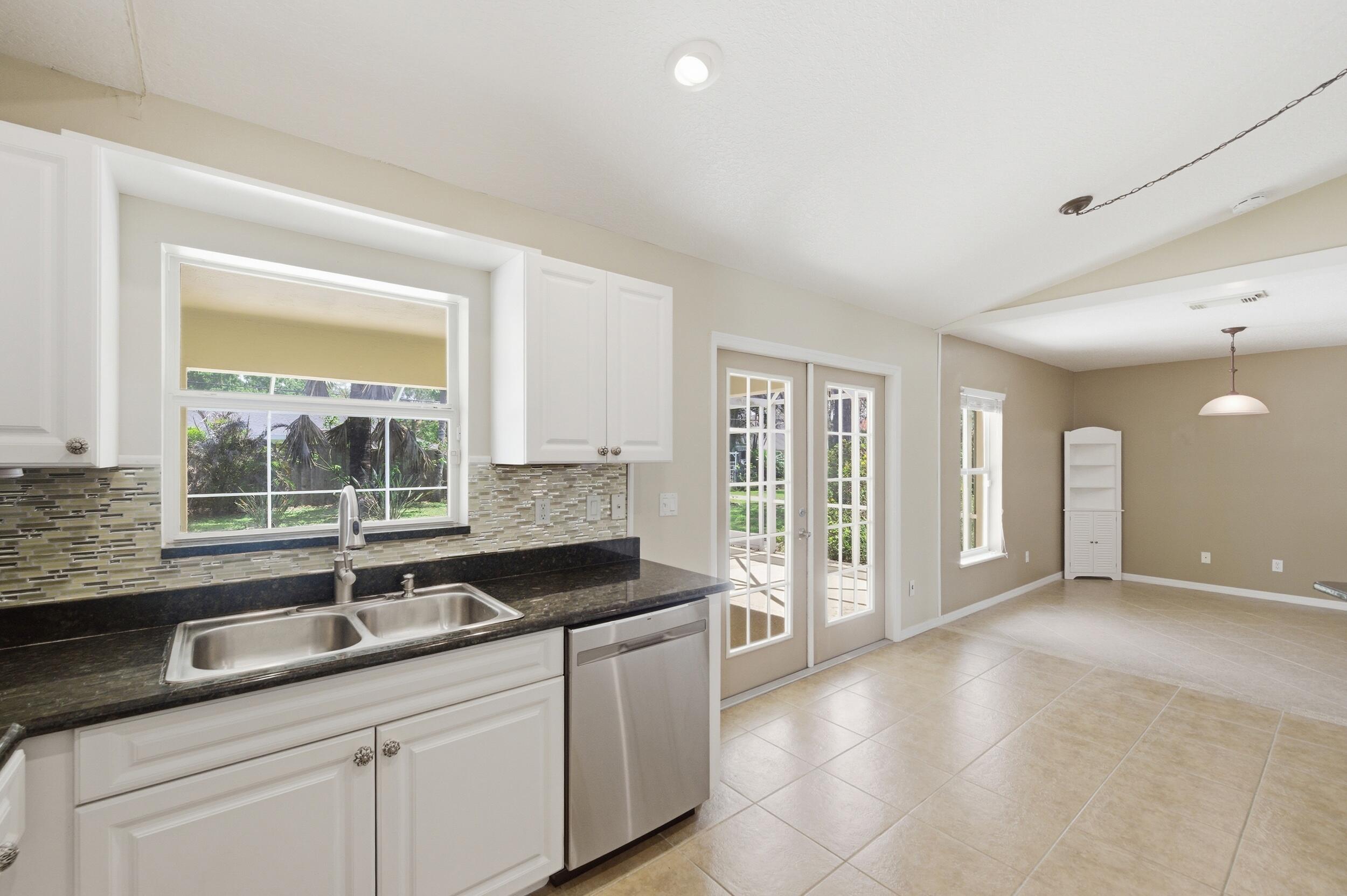 1707 Se Manth Lane Property Photo 8