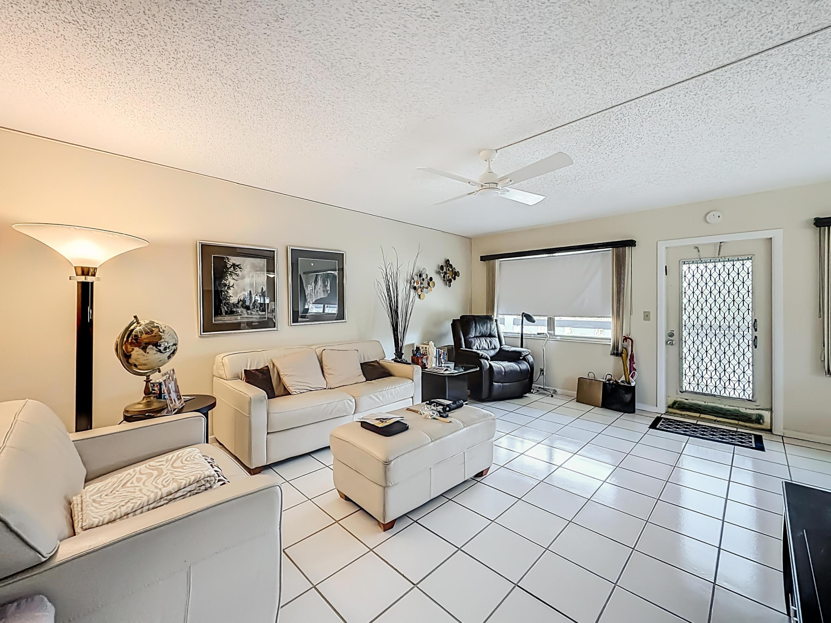 2114 Oakridge V Property Photo 4