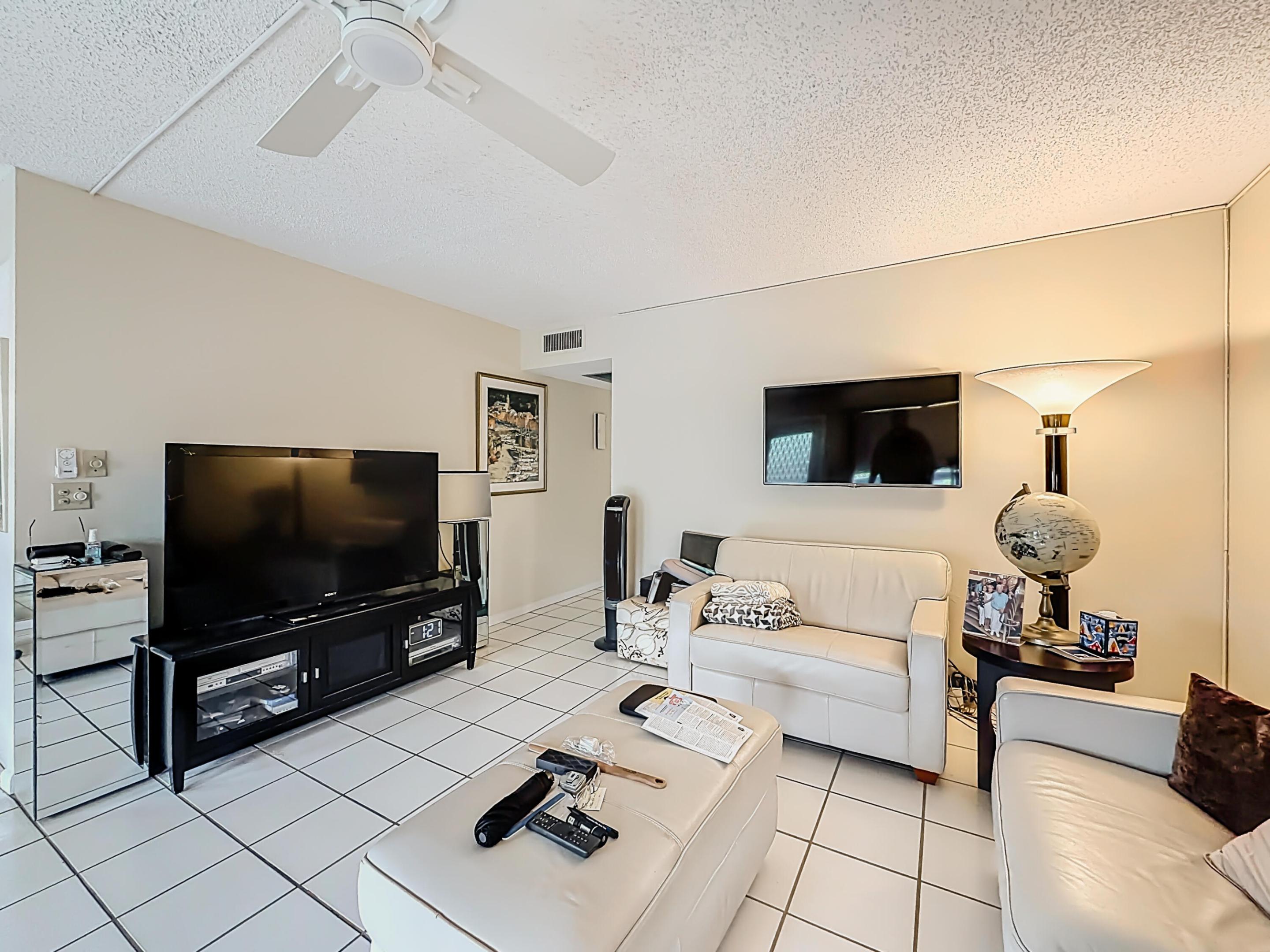 2114 Oakridge V Property Photo 5
