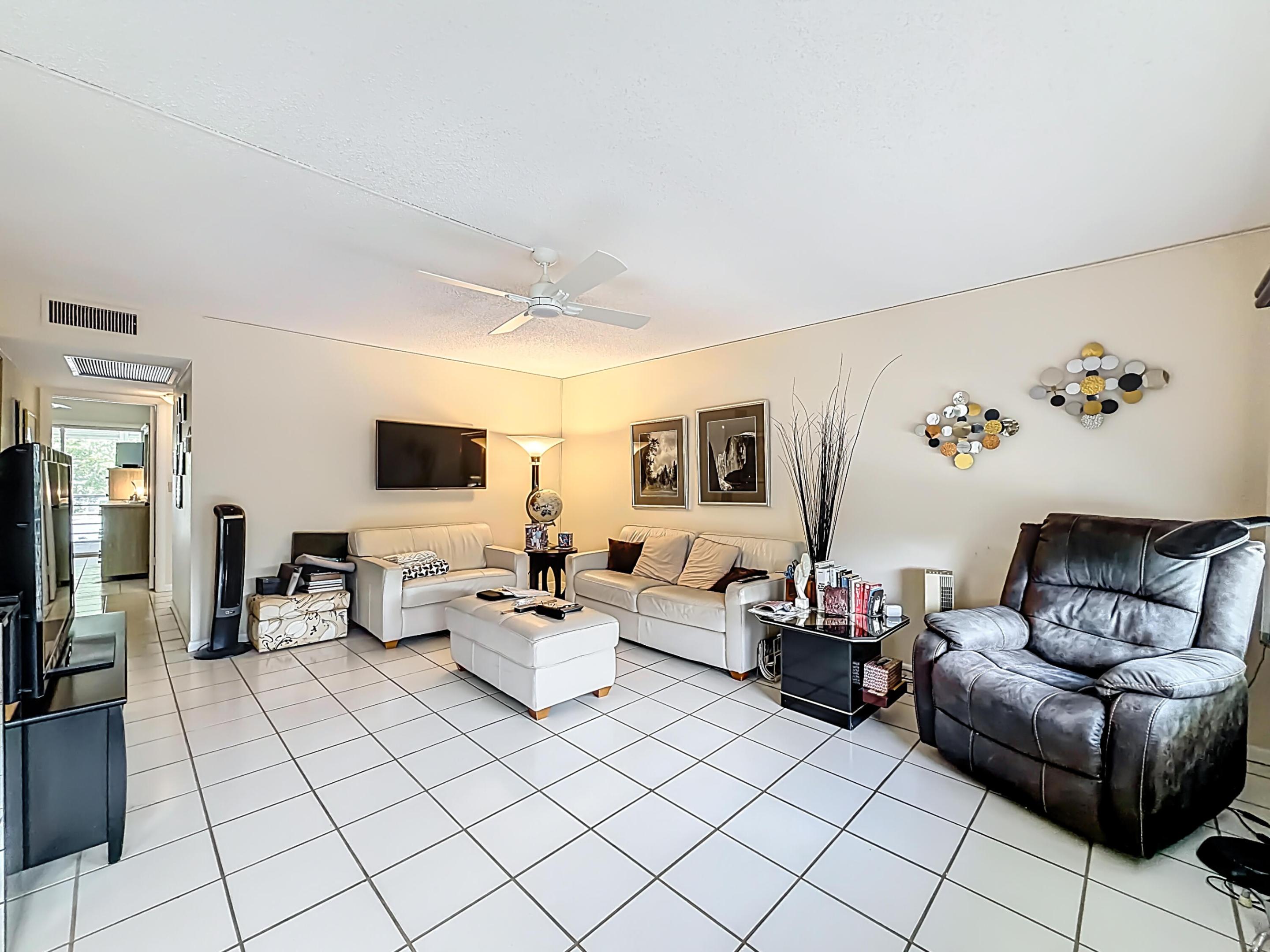 2114 Oakridge V Property Photo 9