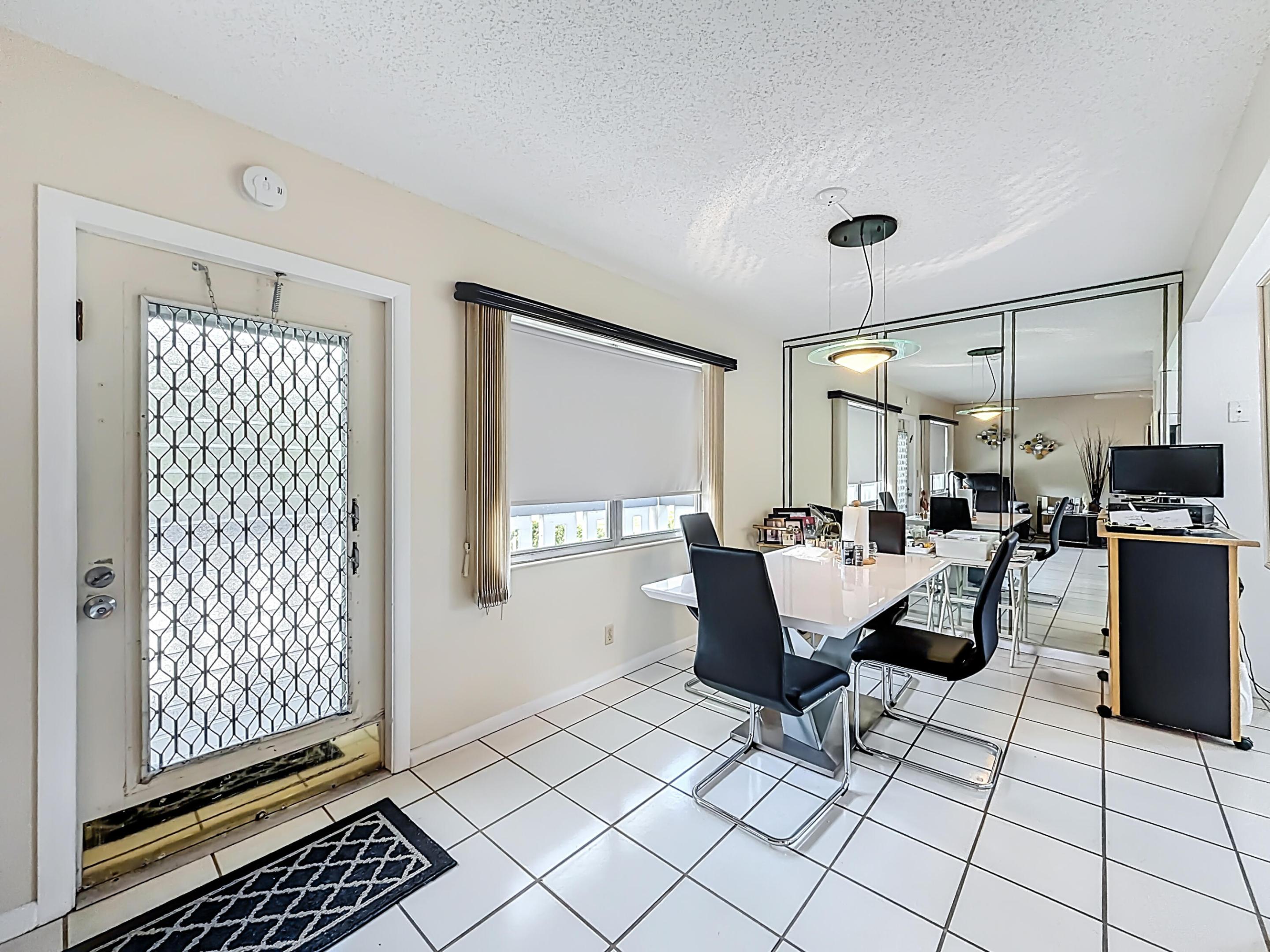2114 Oakridge V Property Photo 10