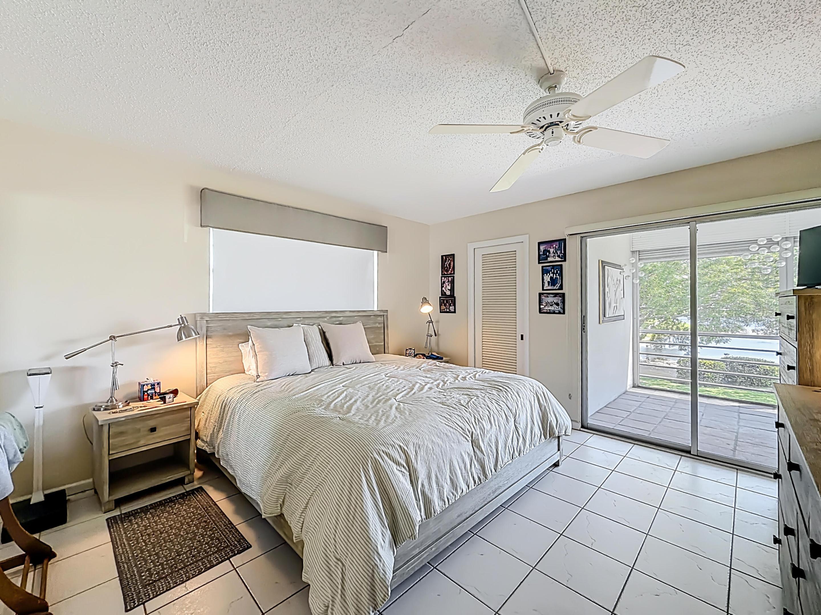 2114 Oakridge V Property Photo 25