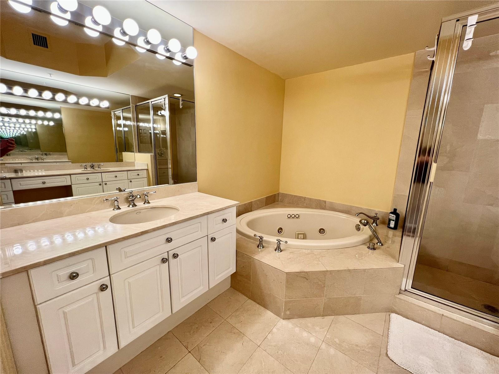 6001 N Ocean Drive 706 Property Photo 25