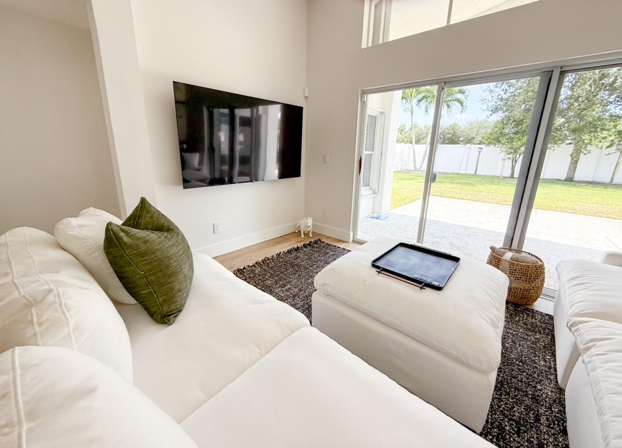 7895 Manor Forest Boulevard Property Photo 2