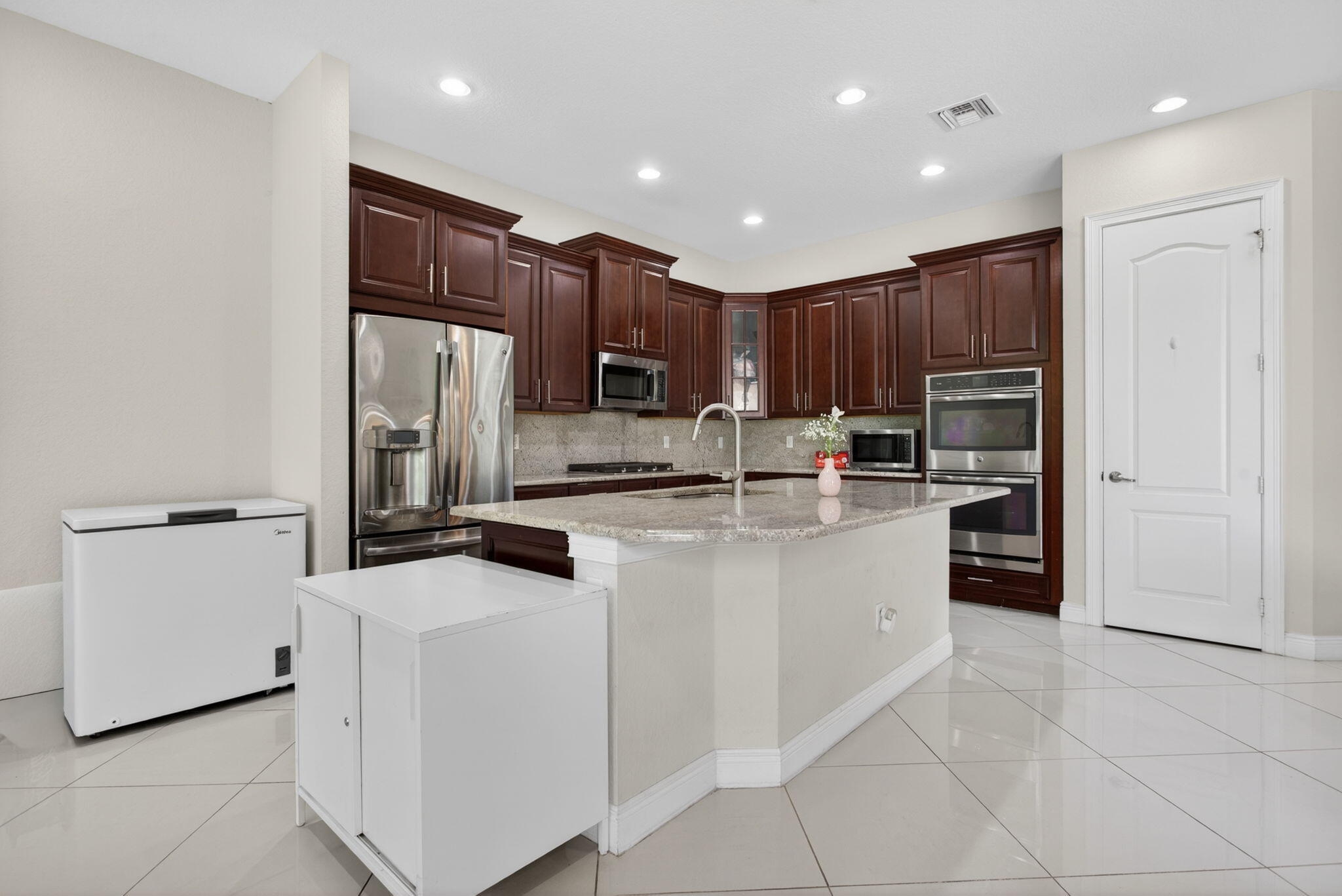 8850 Miralago Way Property Photo 4
