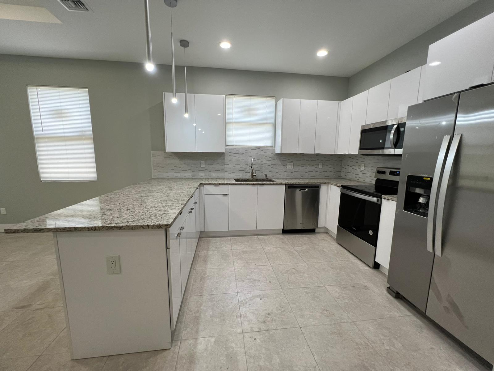 227 N E Street Property Photo 4