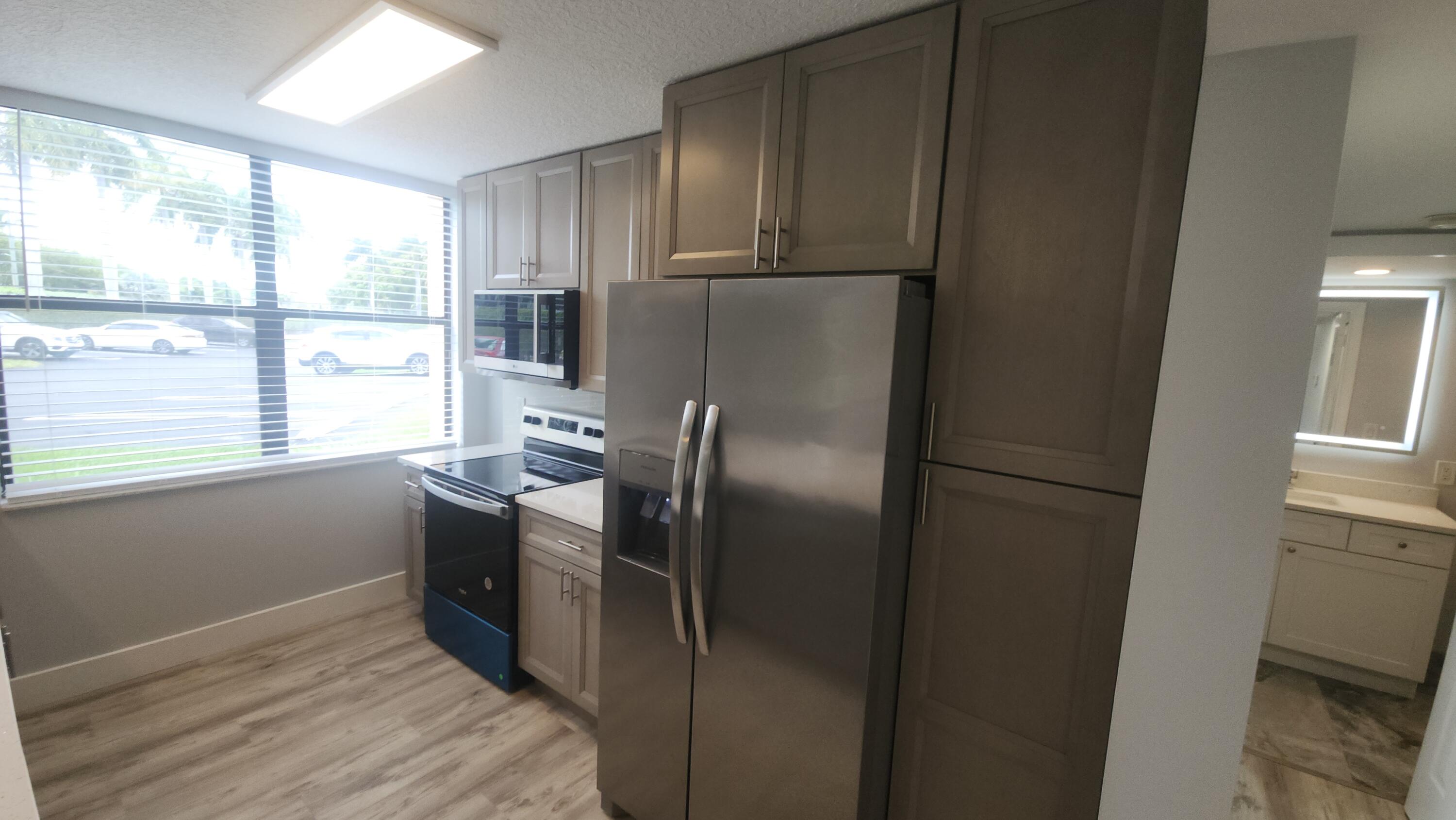 2255 Lindell Boulevard 4111 Property Photo 10
