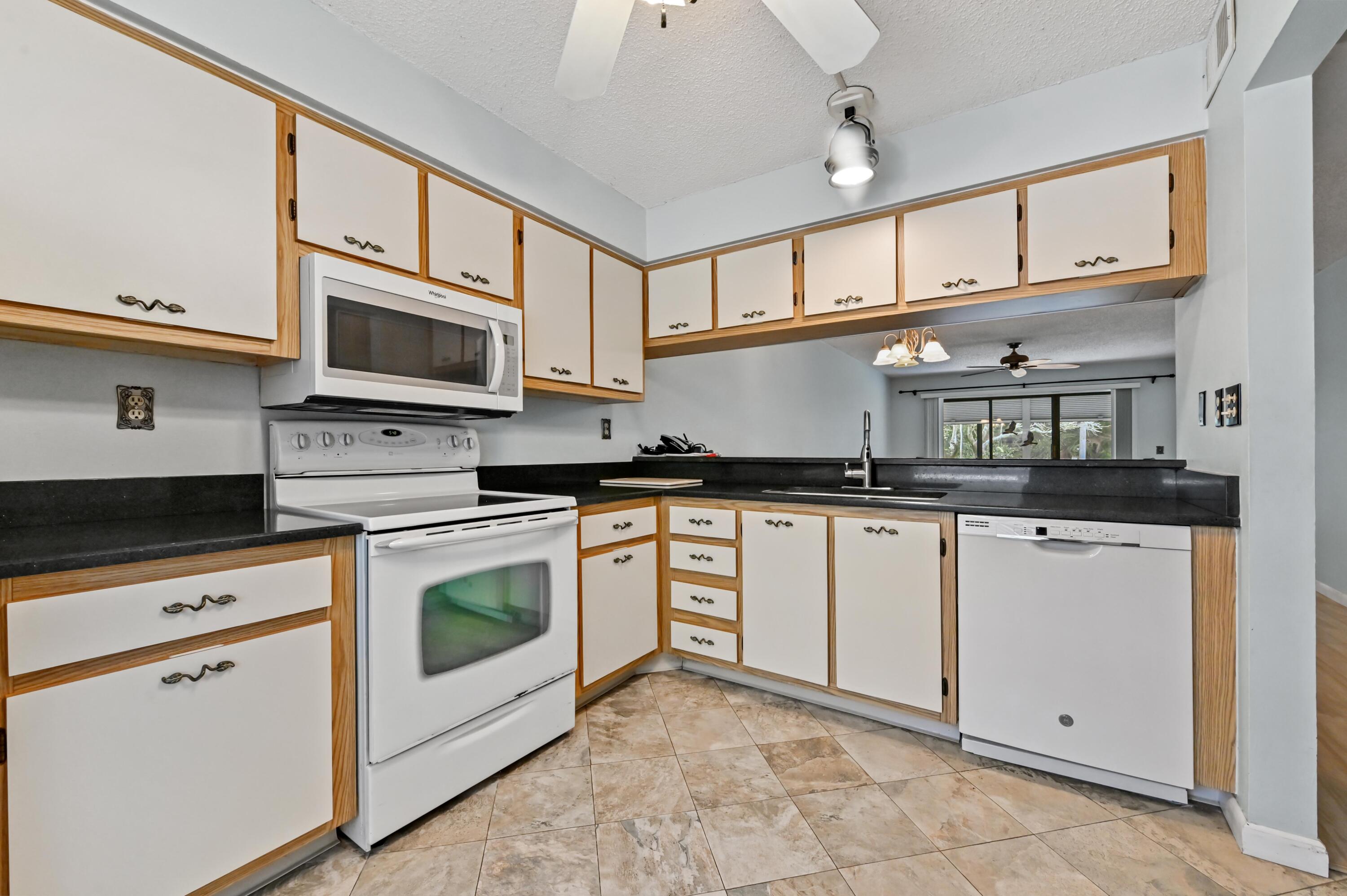 1701 Sabal Ridge Circle B Property Photo 5