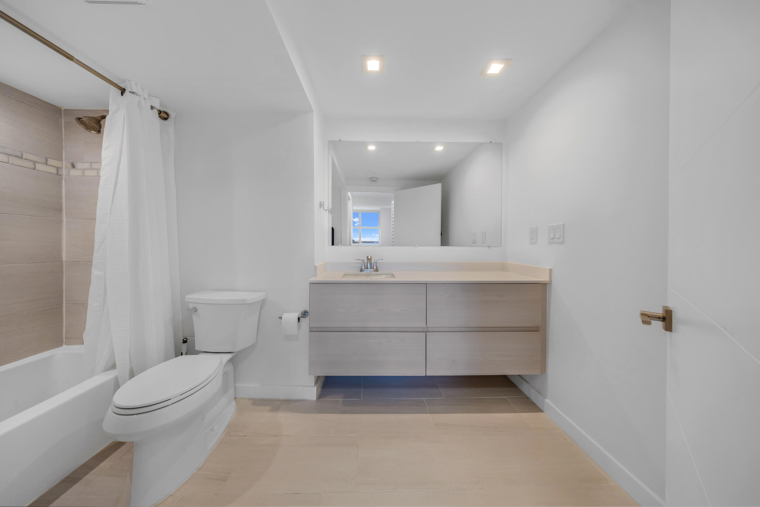 300 Bayview Drive 1614 Property Photo 25