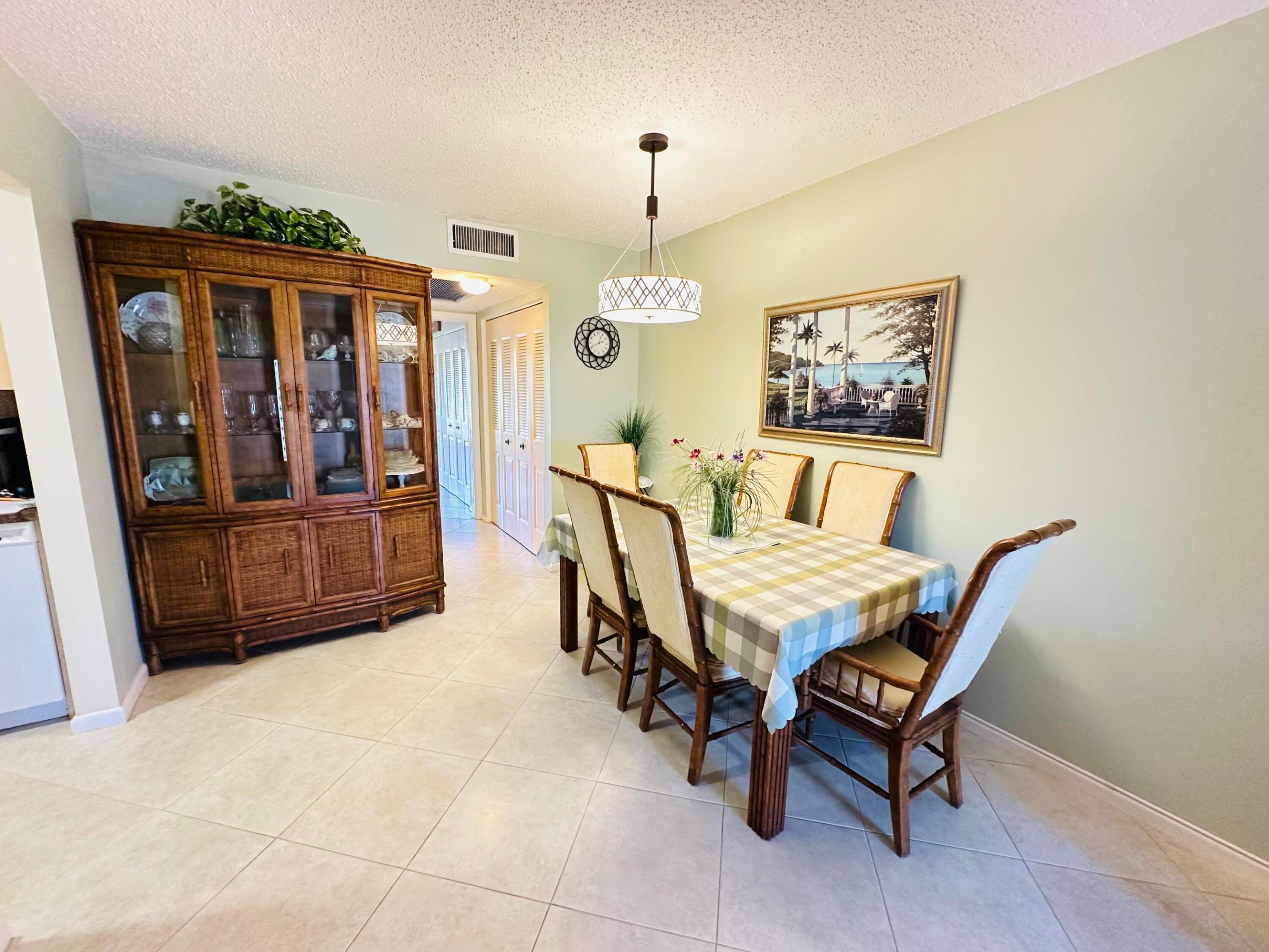 2132 Cambridge F Property Photo 6