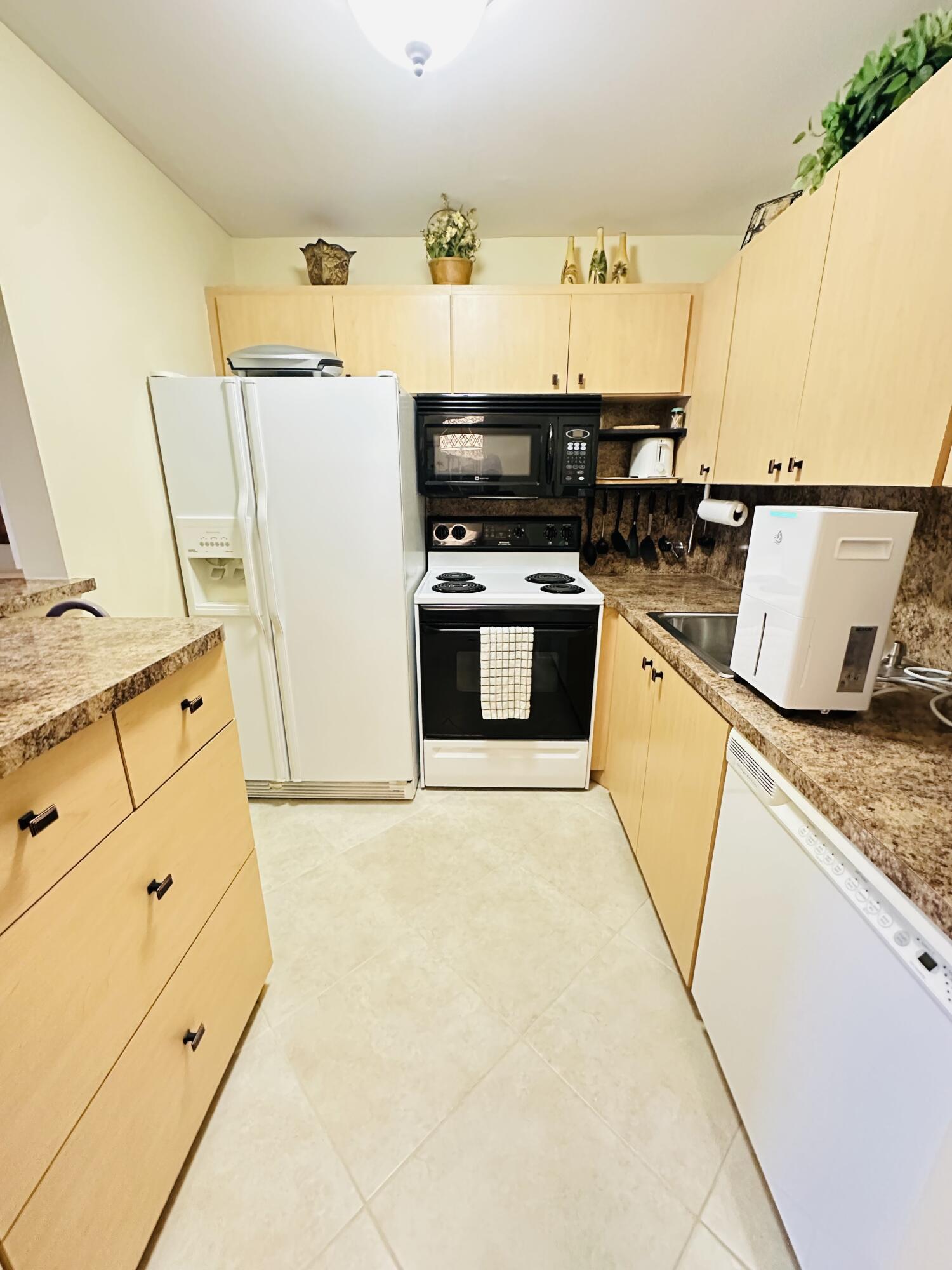 2132 Cambridge F Property Photo 9