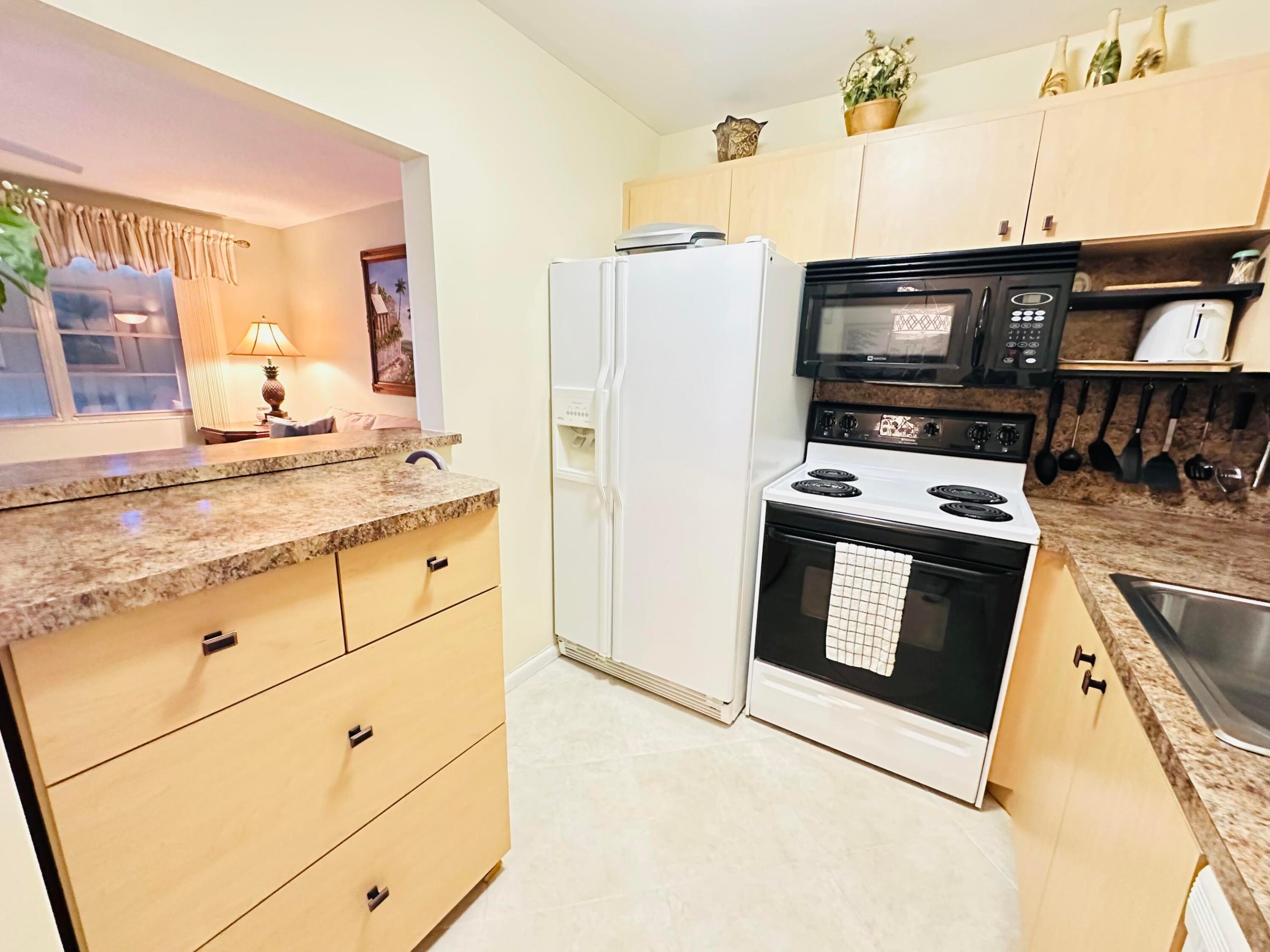 2132 Cambridge F Property Photo 11