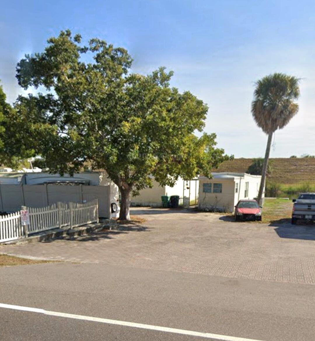 220 SE Us Highway 441 Property Photo 1