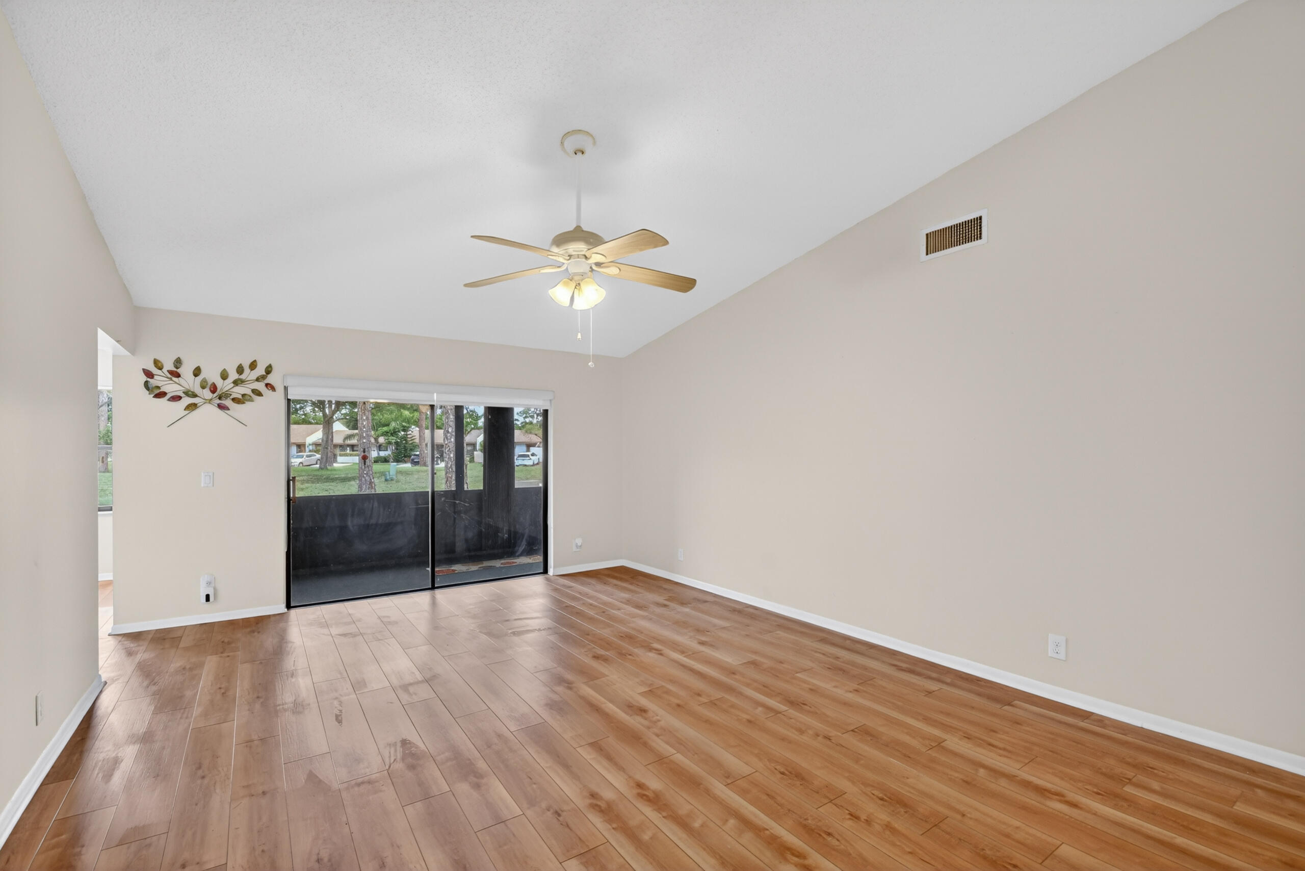 6105 Fairfield Circle Property Photo 3