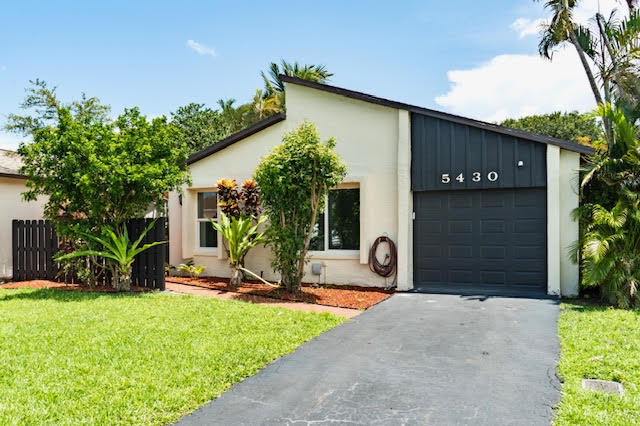 5430 Mirror Lakes Boulevard Property Photo 1
