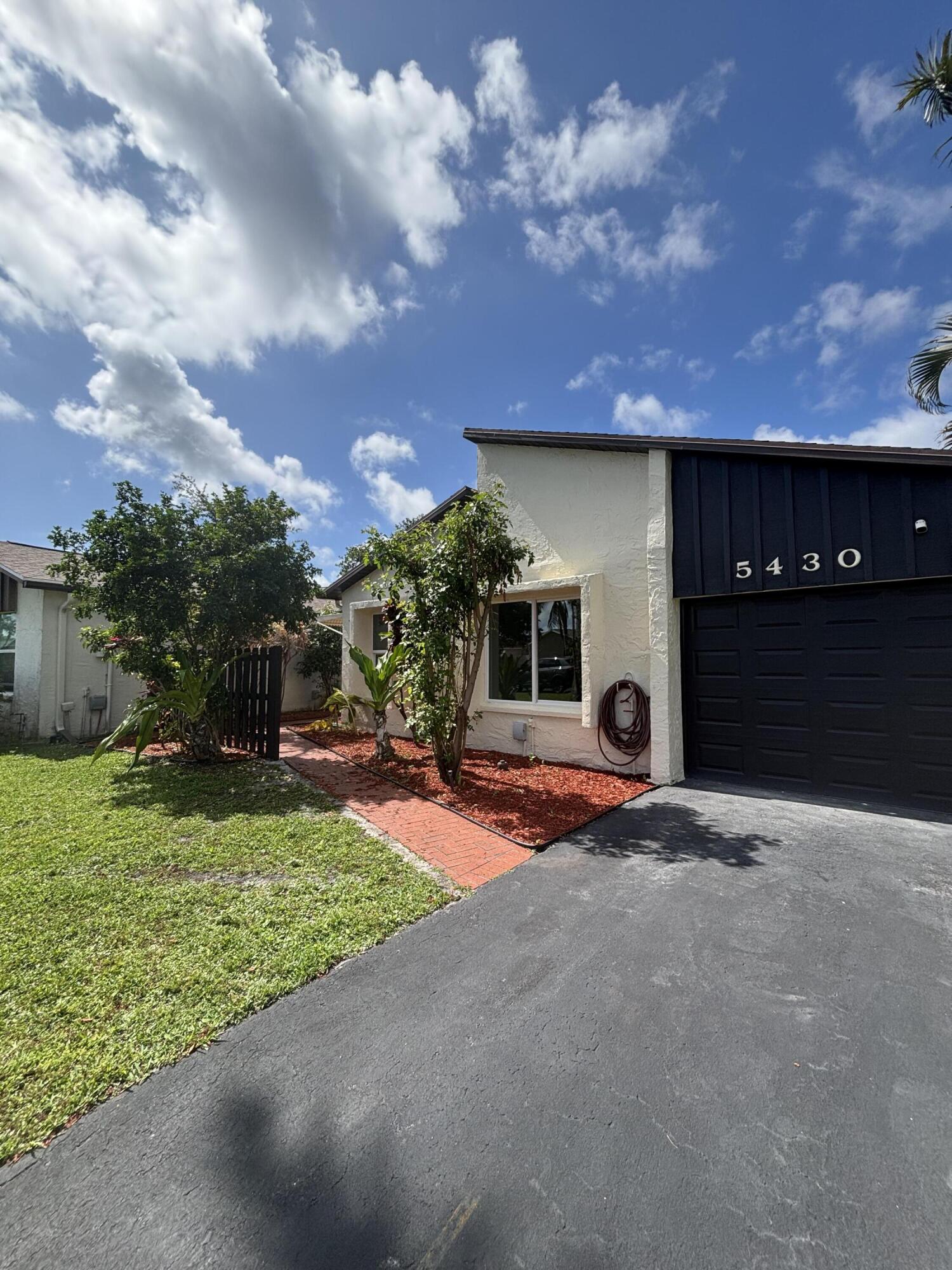 5430 Mirror Lakes Boulevard Property Photo 2