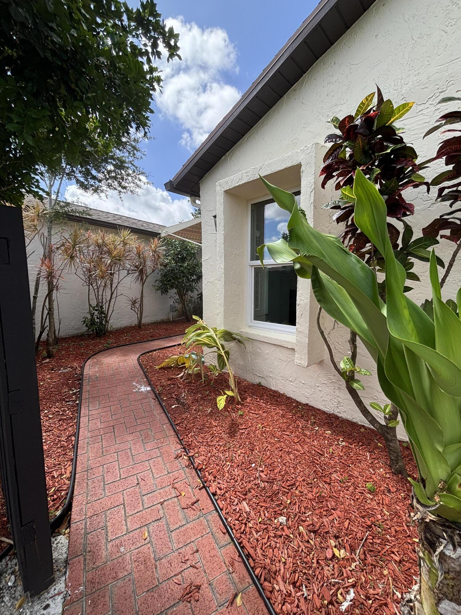 5430 Mirror Lakes Boulevard Property Photo 3