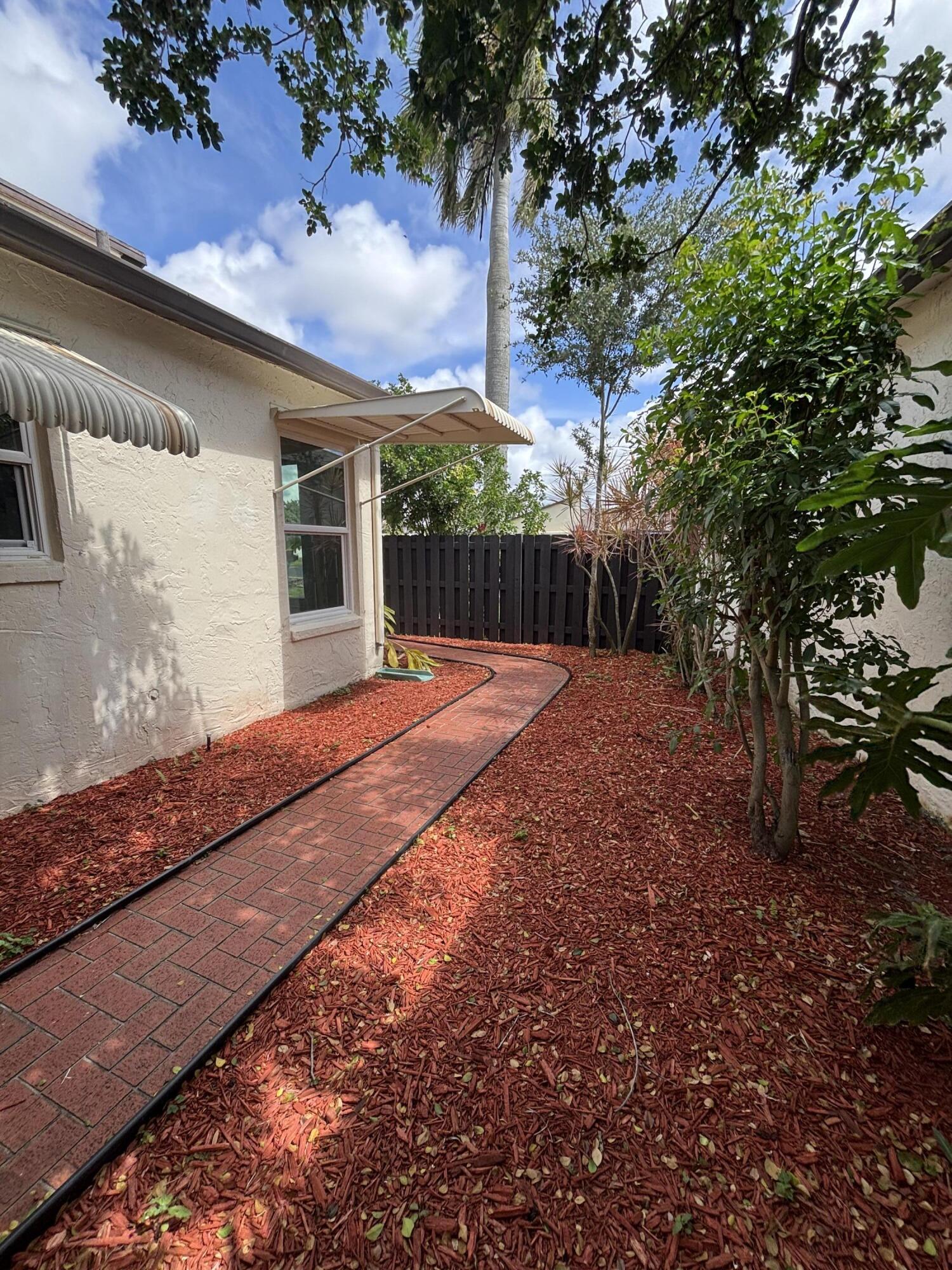5430 Mirror Lakes Boulevard Property Photo 4