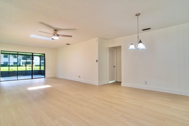 5430 Mirror Lakes Boulevard Property Photo 6
