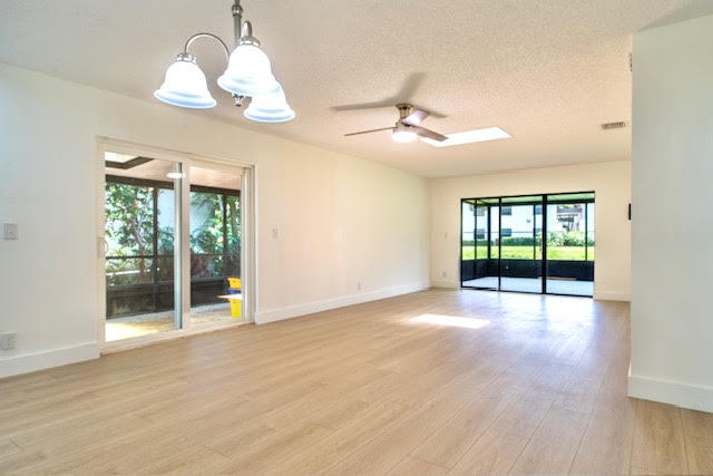 5430 Mirror Lakes Boulevard Property Photo 8
