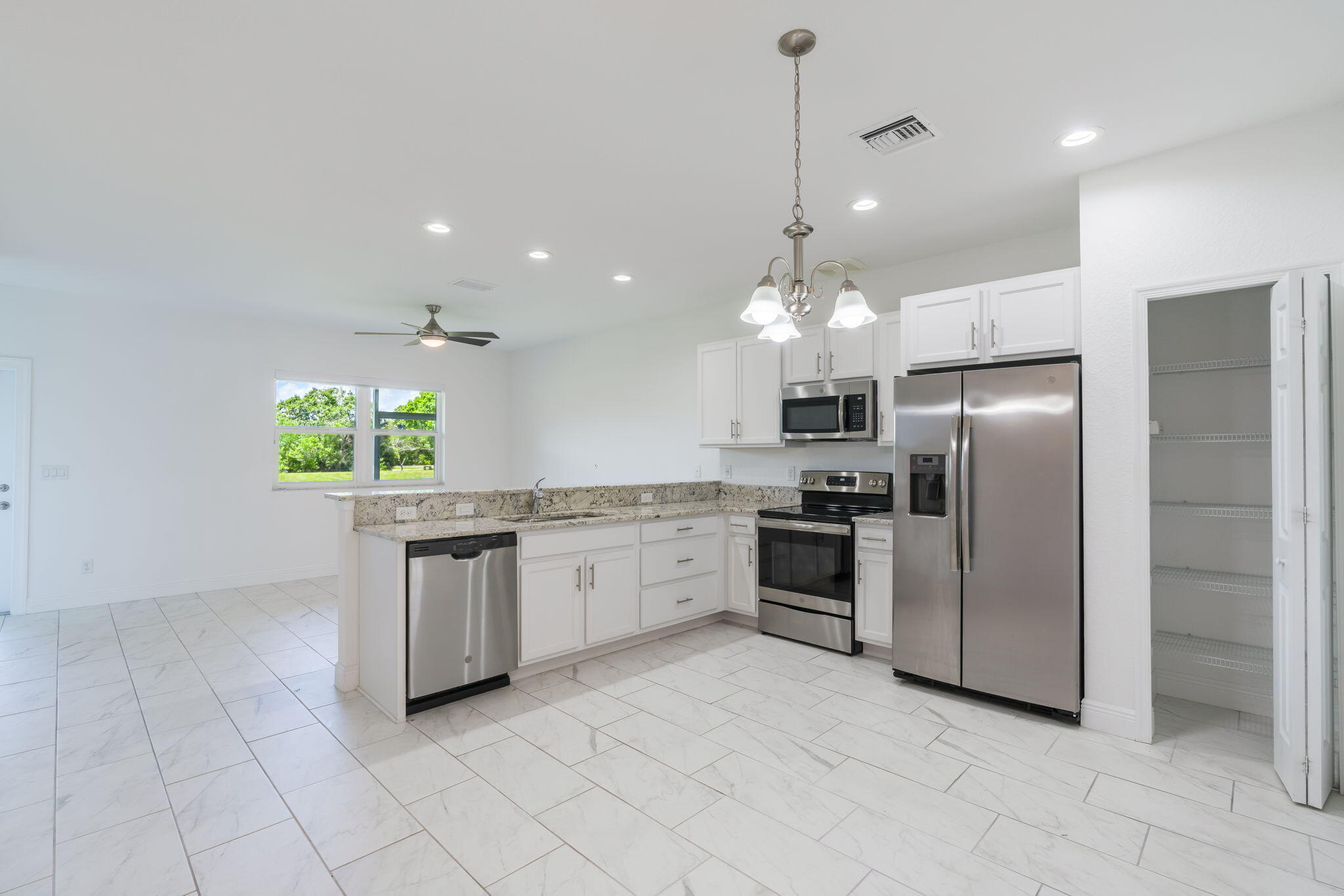 696 Ne Waters Edge Lane Property Photo 4