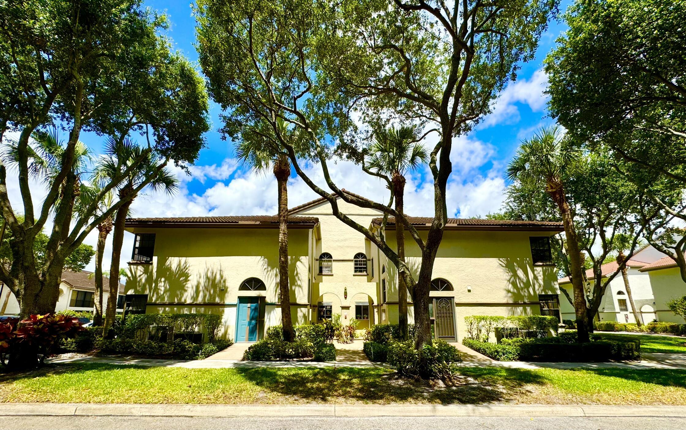 5135 Floria Drive E Property Photo 2
