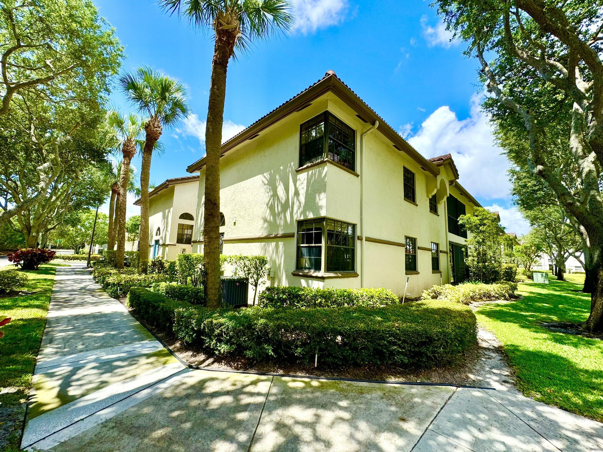 5135 Floria Drive E Property Photo 3