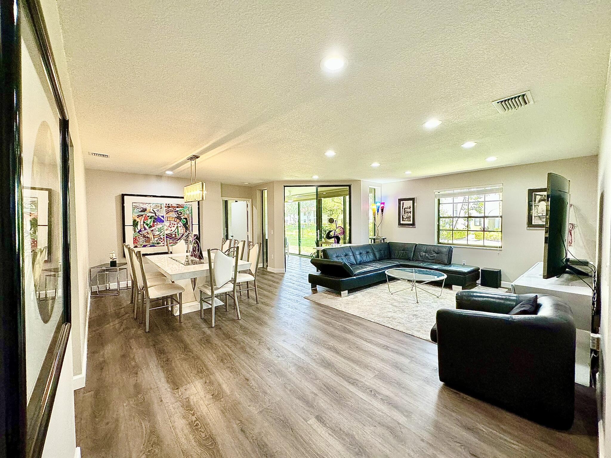 5135 Floria Drive E Property Photo 4