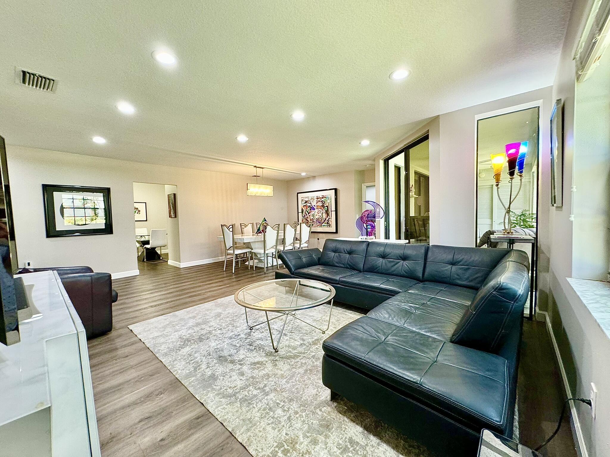 5135 Floria Drive E Property Photo 5
